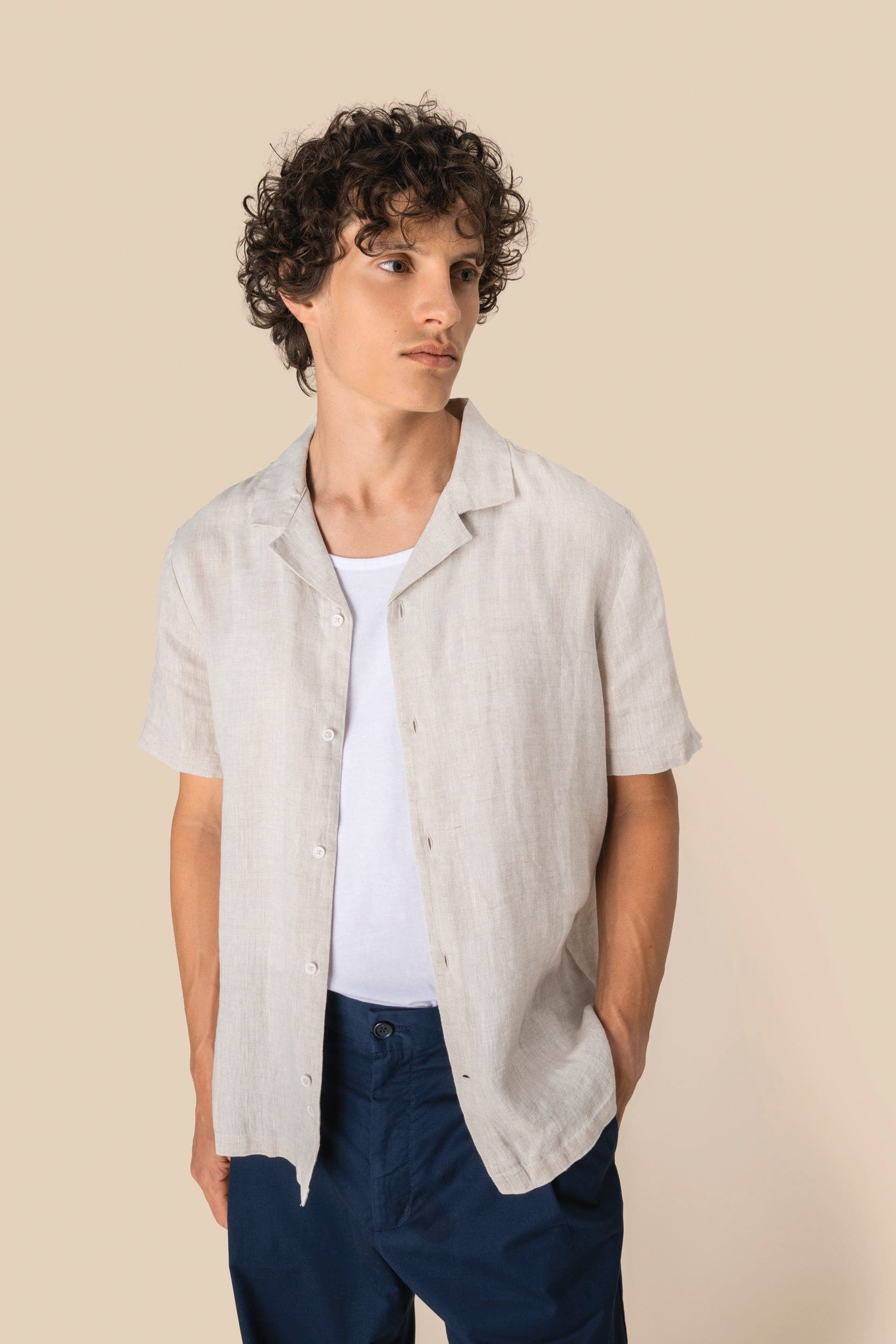 Chemise à col bowling en lin homme en situation