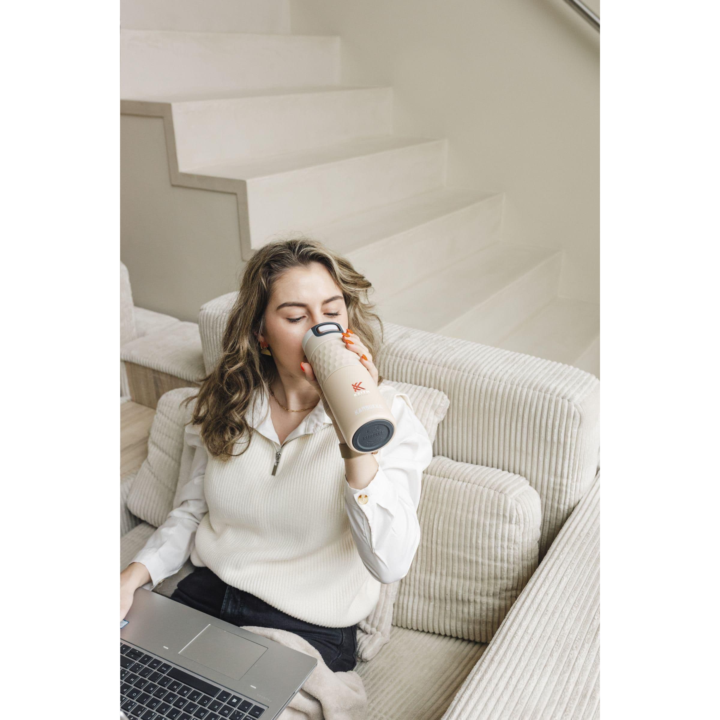 Gobelet thermos Kambukka® Etna Grip 500 ml en situation