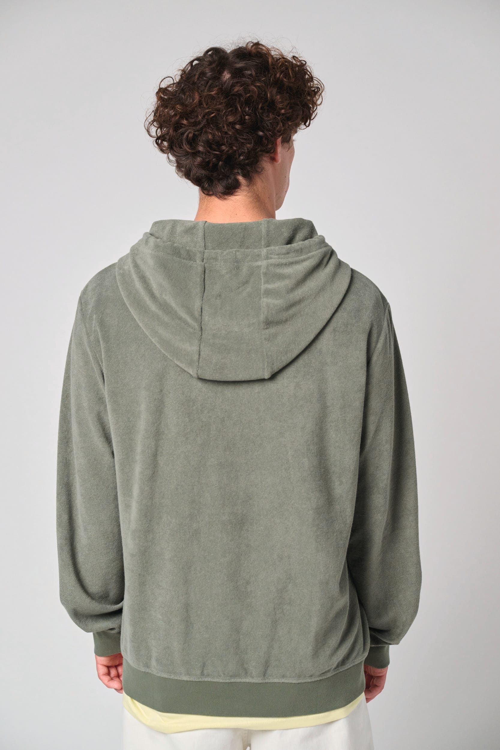 Sweat-shirt écoresponsable en éponge zippé à capuche homme en situation