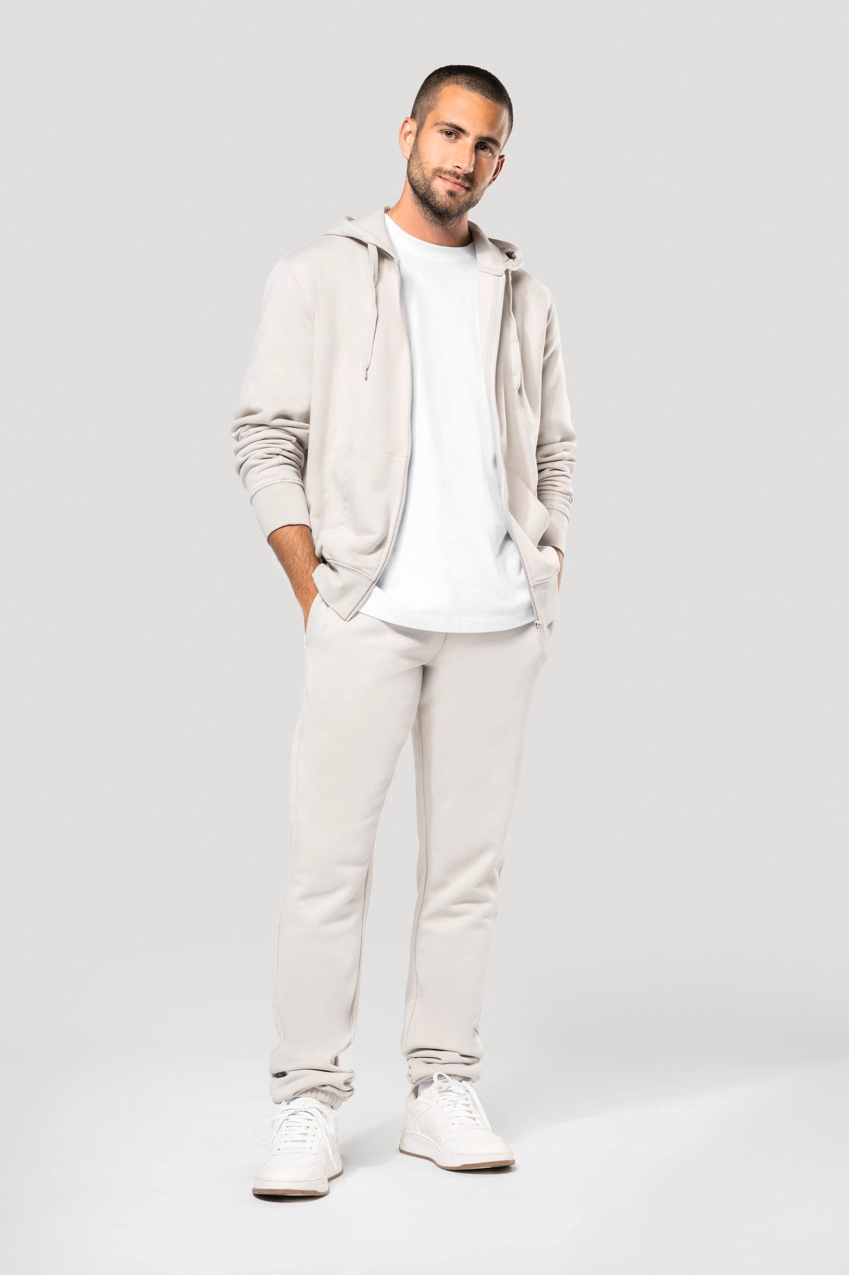 Pantalon molleton écoresponsable homme en situation