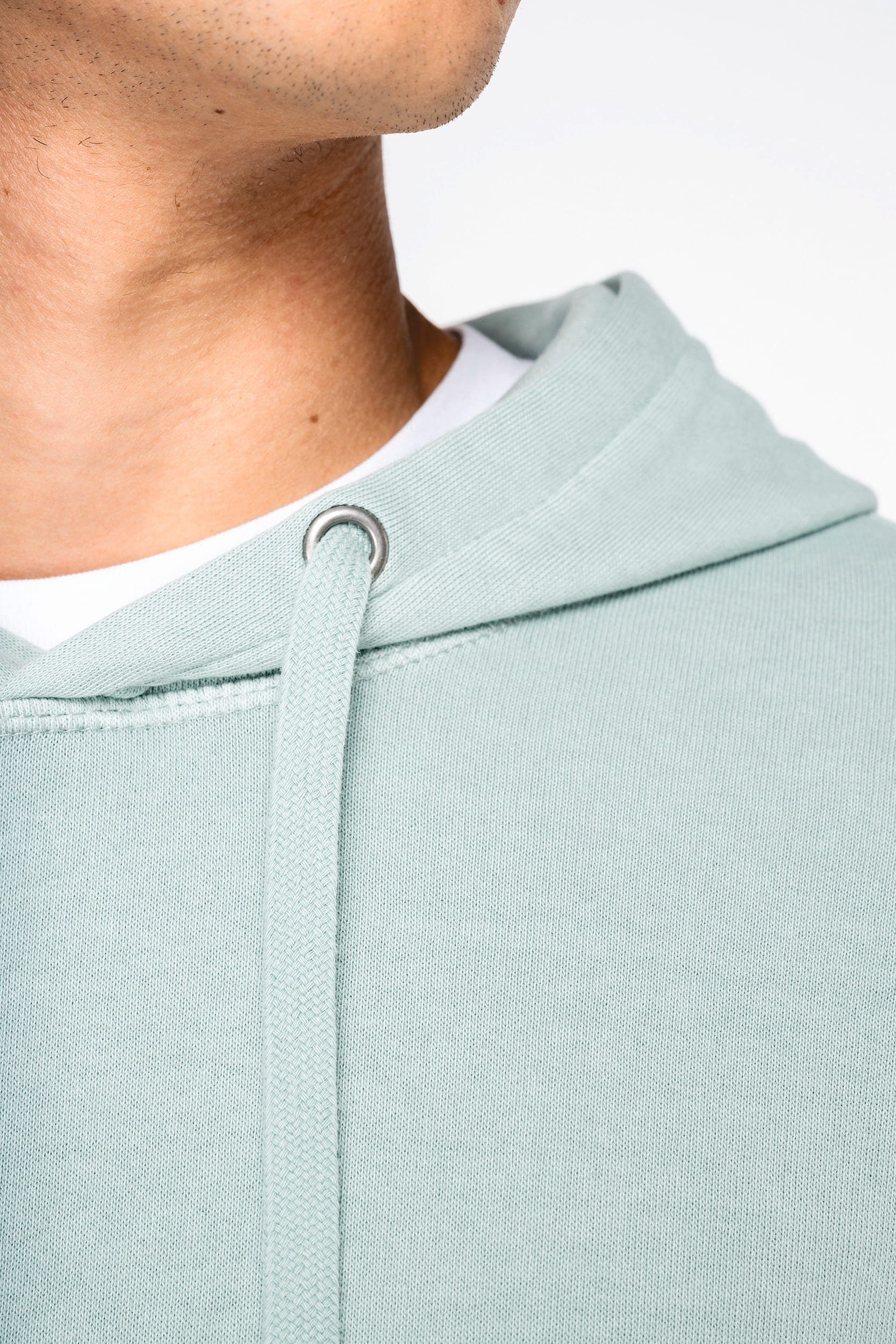 Sweat-shirt écoresponsable à capuche French Terry unisexe en situation
