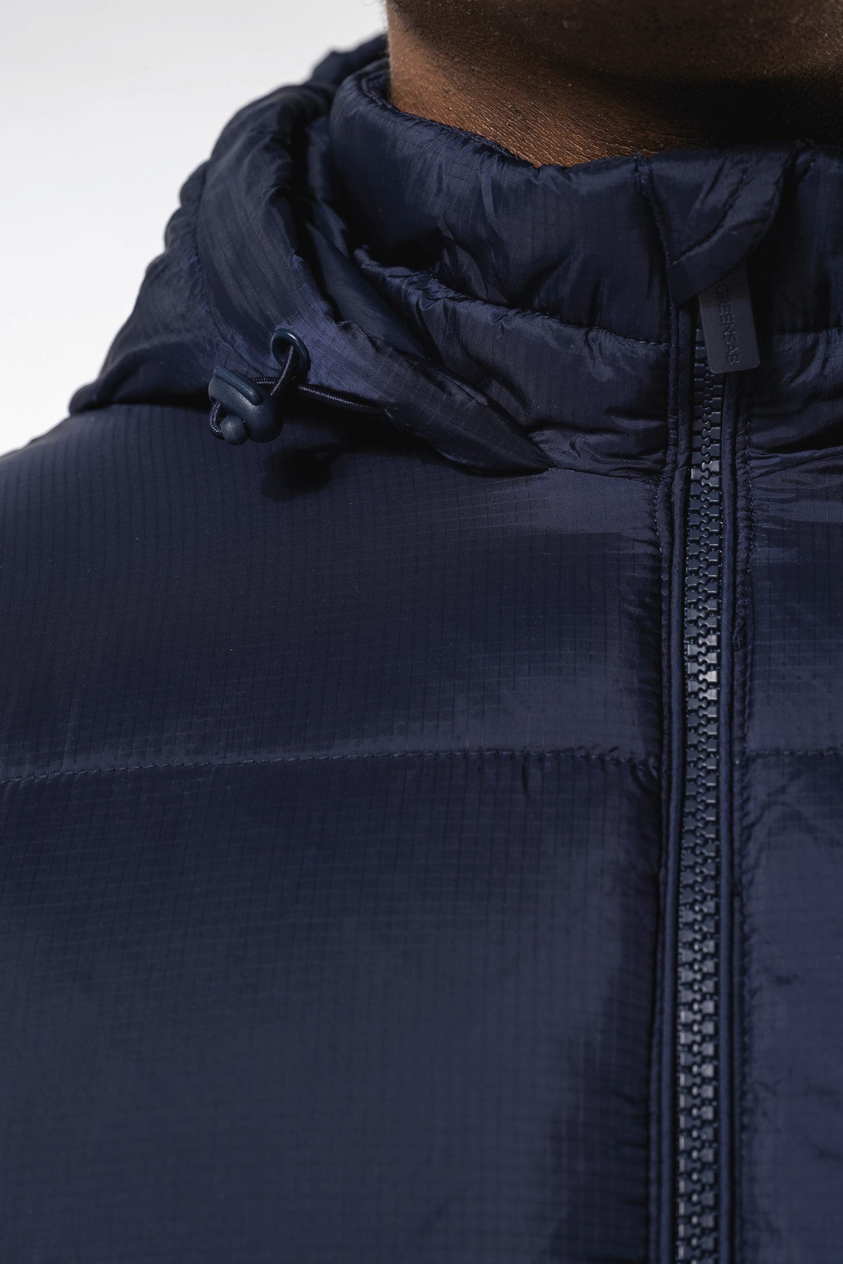 Veste unisexe ripstop recyclée à capuche en situation