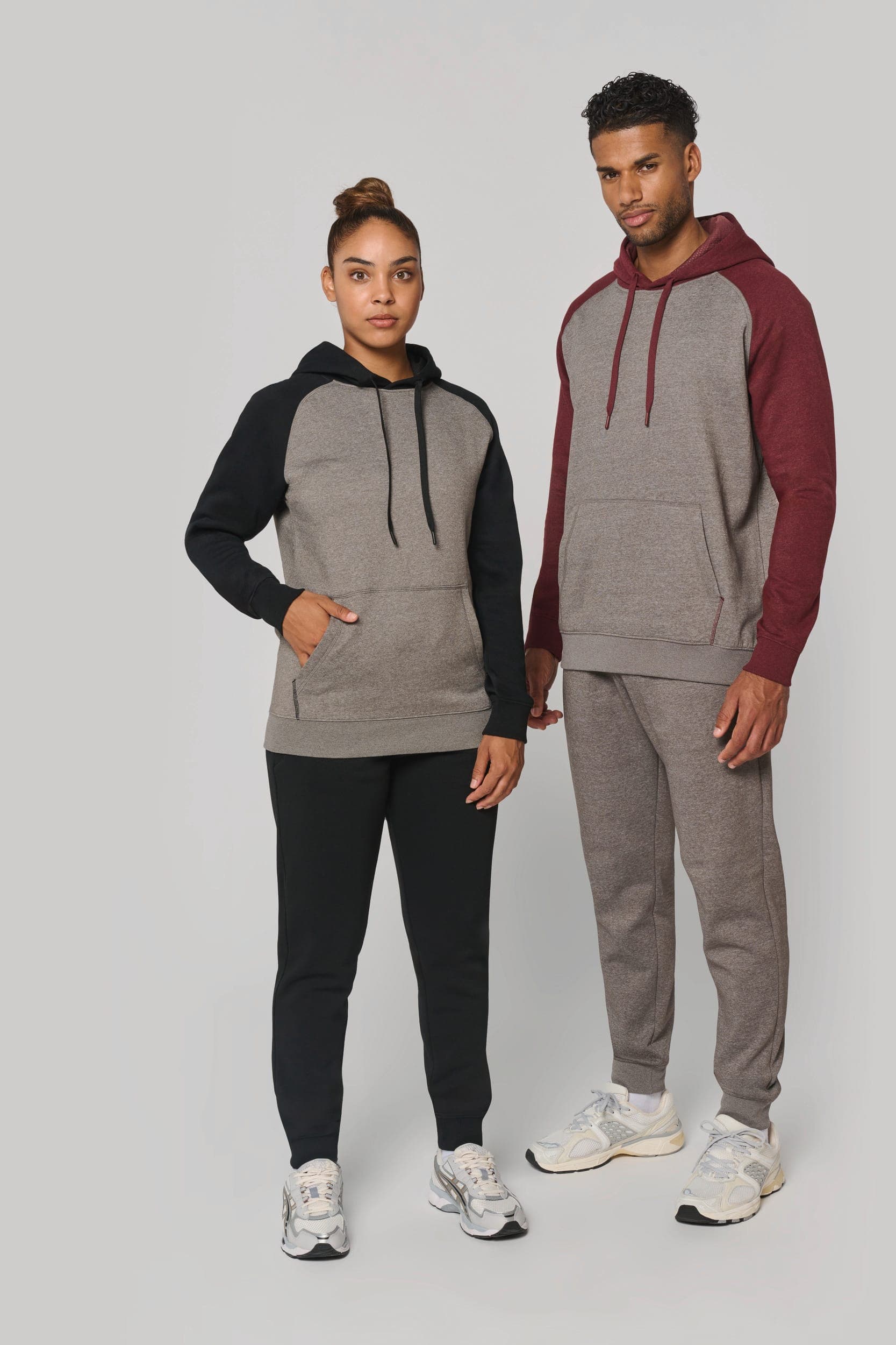Sweat-shirt à capuche bicolore unisexe en situation