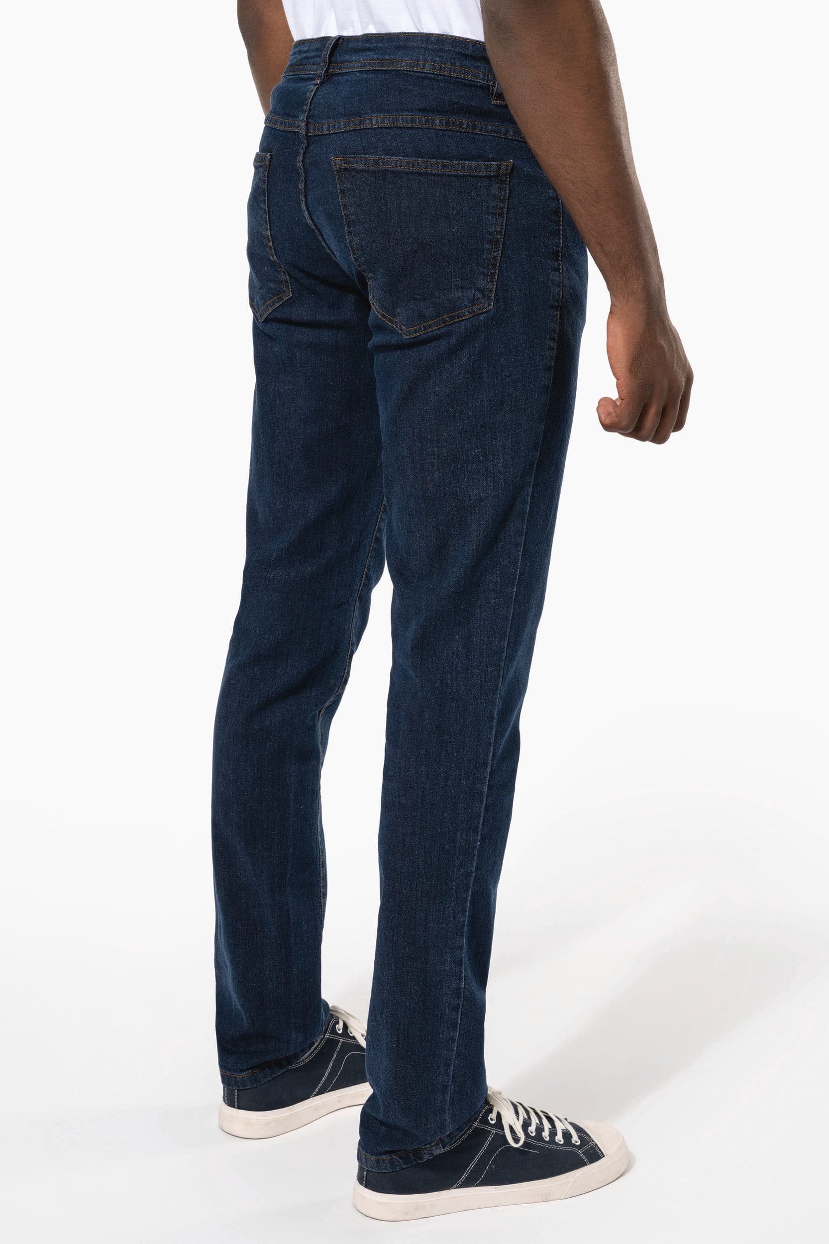 Jean basic homme en situation
