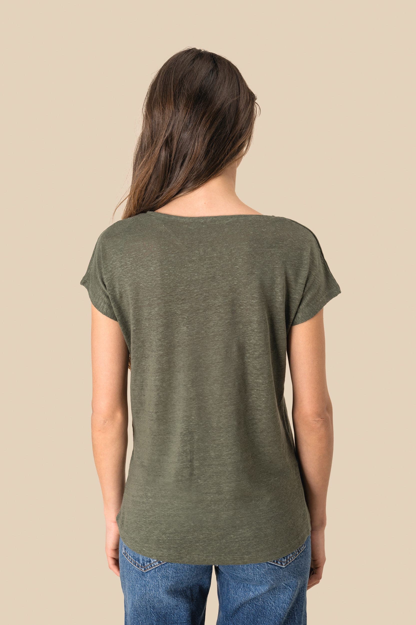 T-shirt col V en lin femme en situation