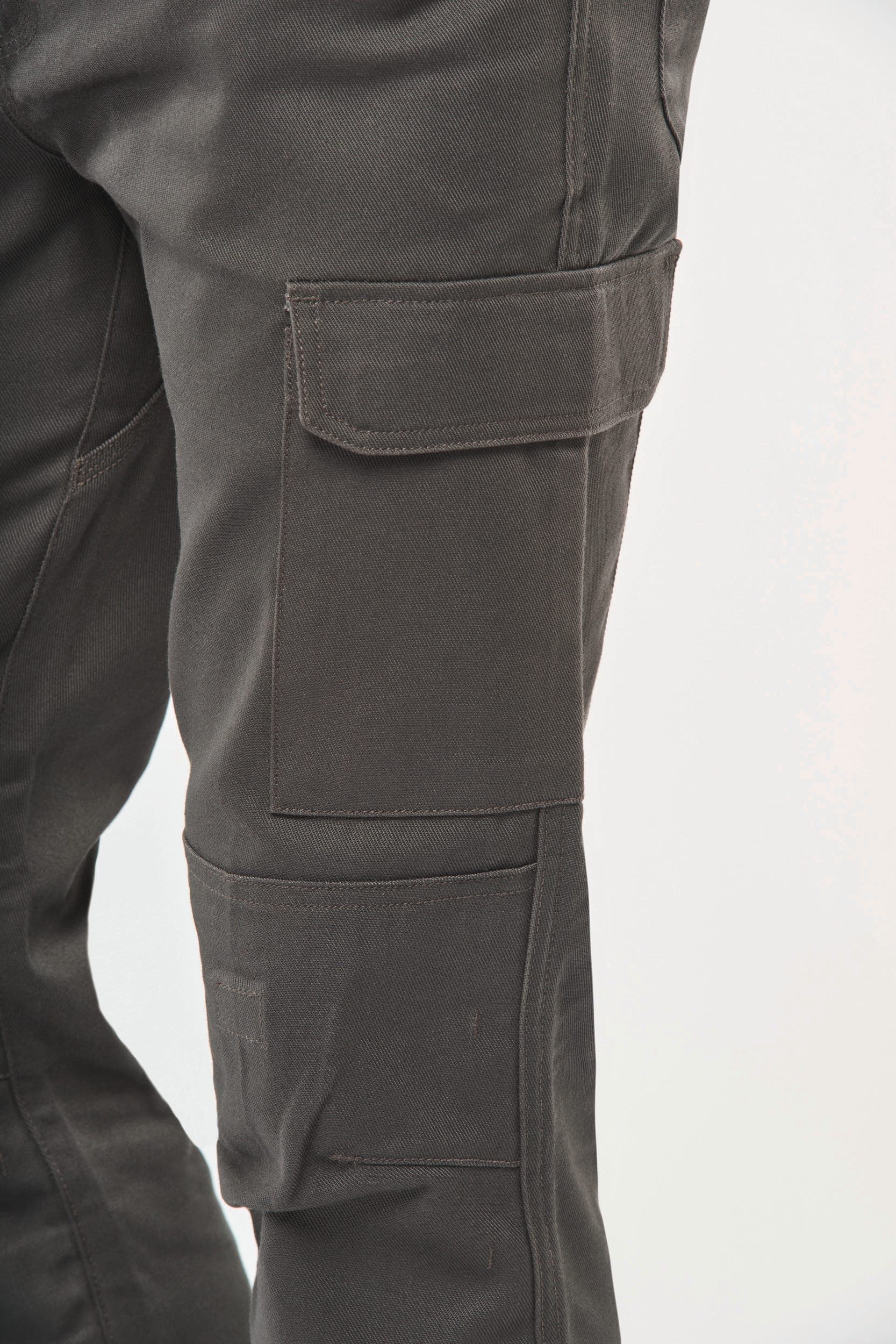 Pantalon de travail multipoches homme en situation