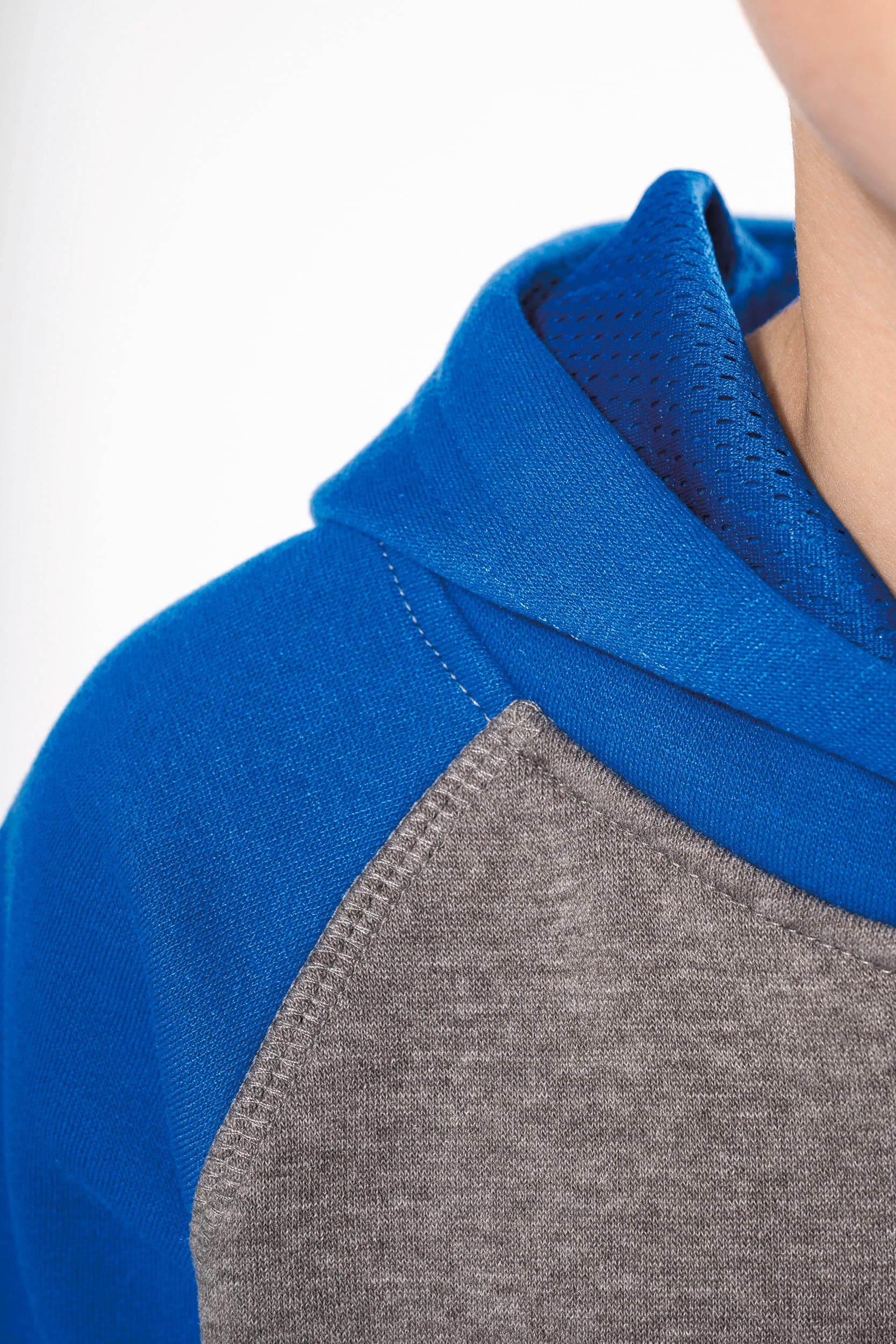 Sweat-shirt capuche bicolore enfant en situation