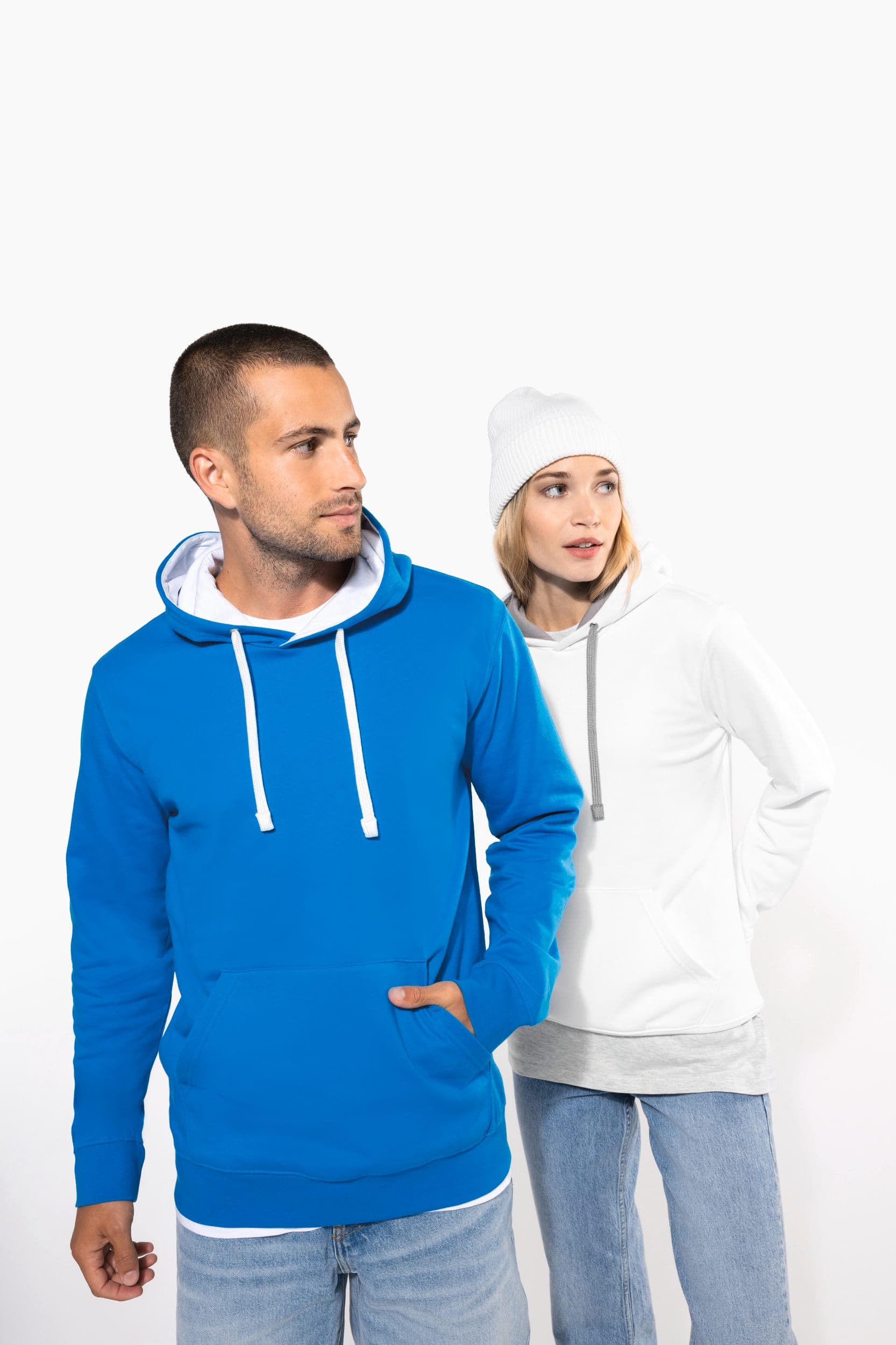 Sweat-shirt capuche contrastée homme en situation