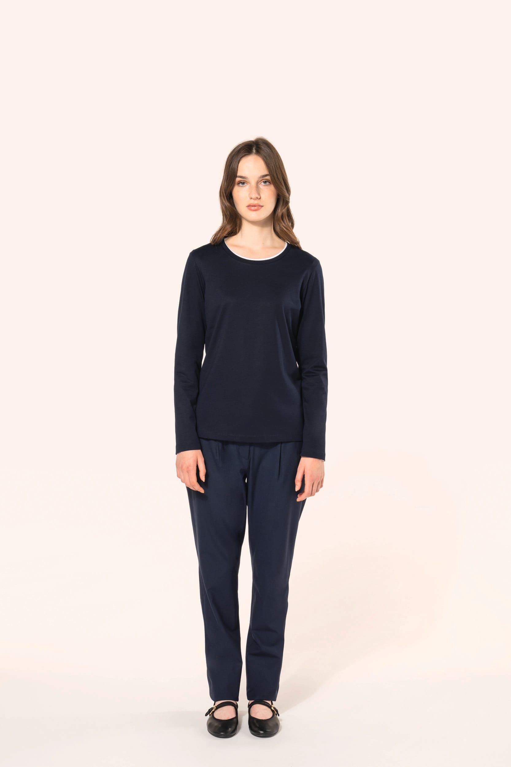 T-shirt Supima® col rond manches longues femme en situation