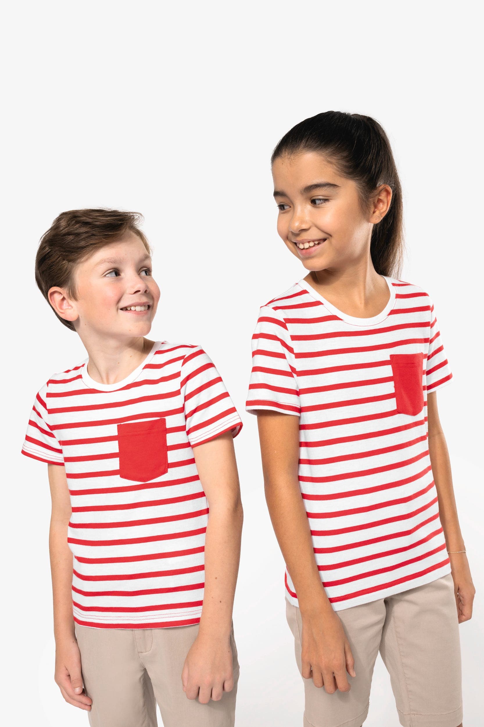 T-shirt rayé marin avec poche manches courtes enfant en situation
