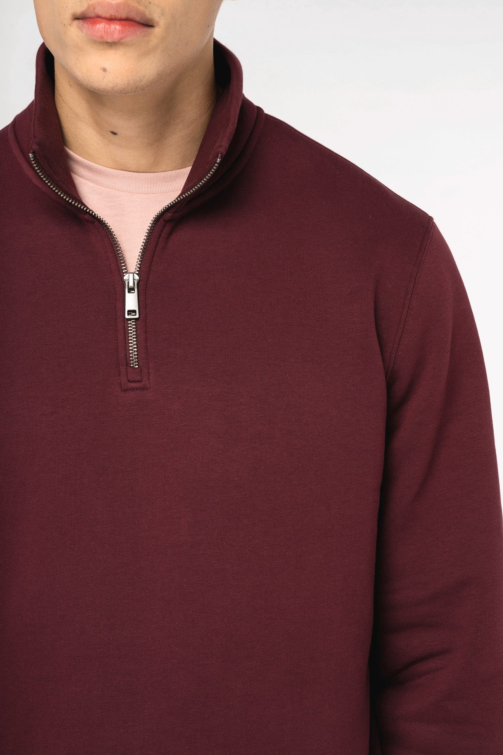 Sweat-shirt écoresponsable à col montant zippé homme en situation