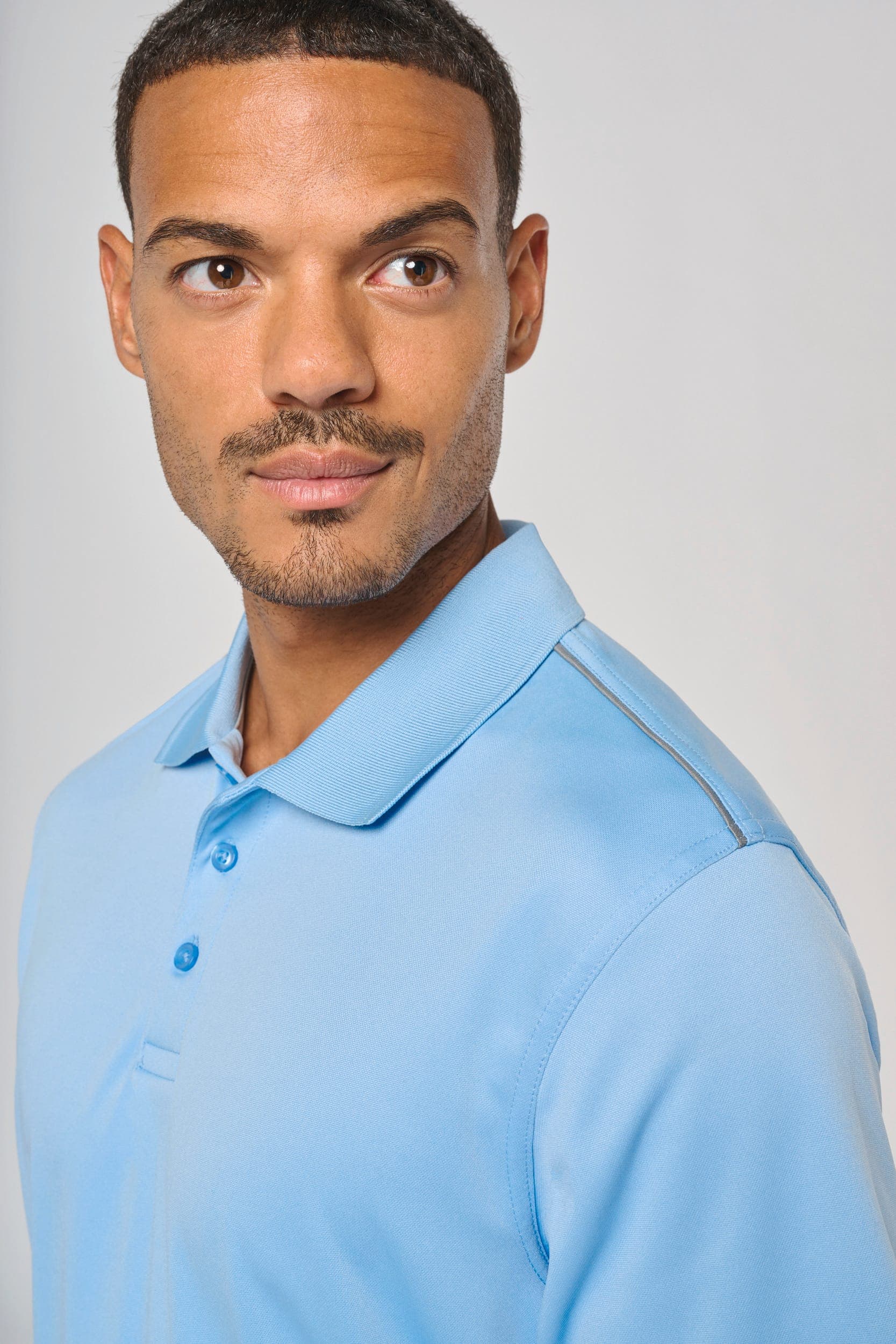Polo manches courtes homme en situation