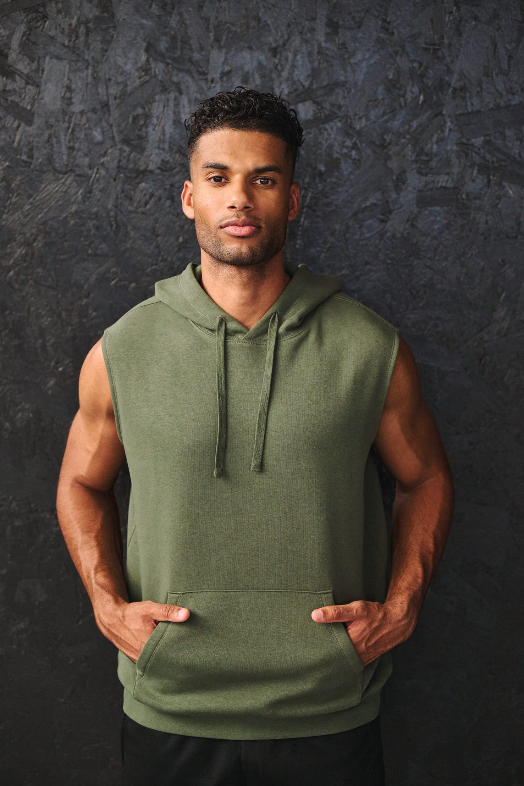 Sweat-shirt à capuche sans manches unisexe en situation