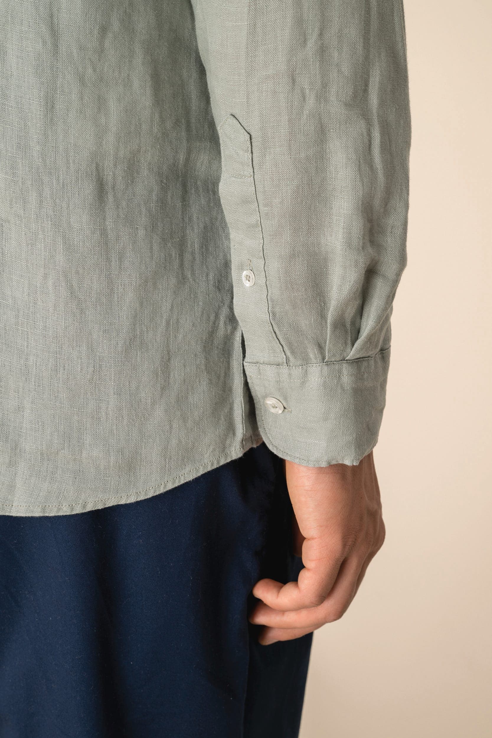 Chemise en lin homme en situation