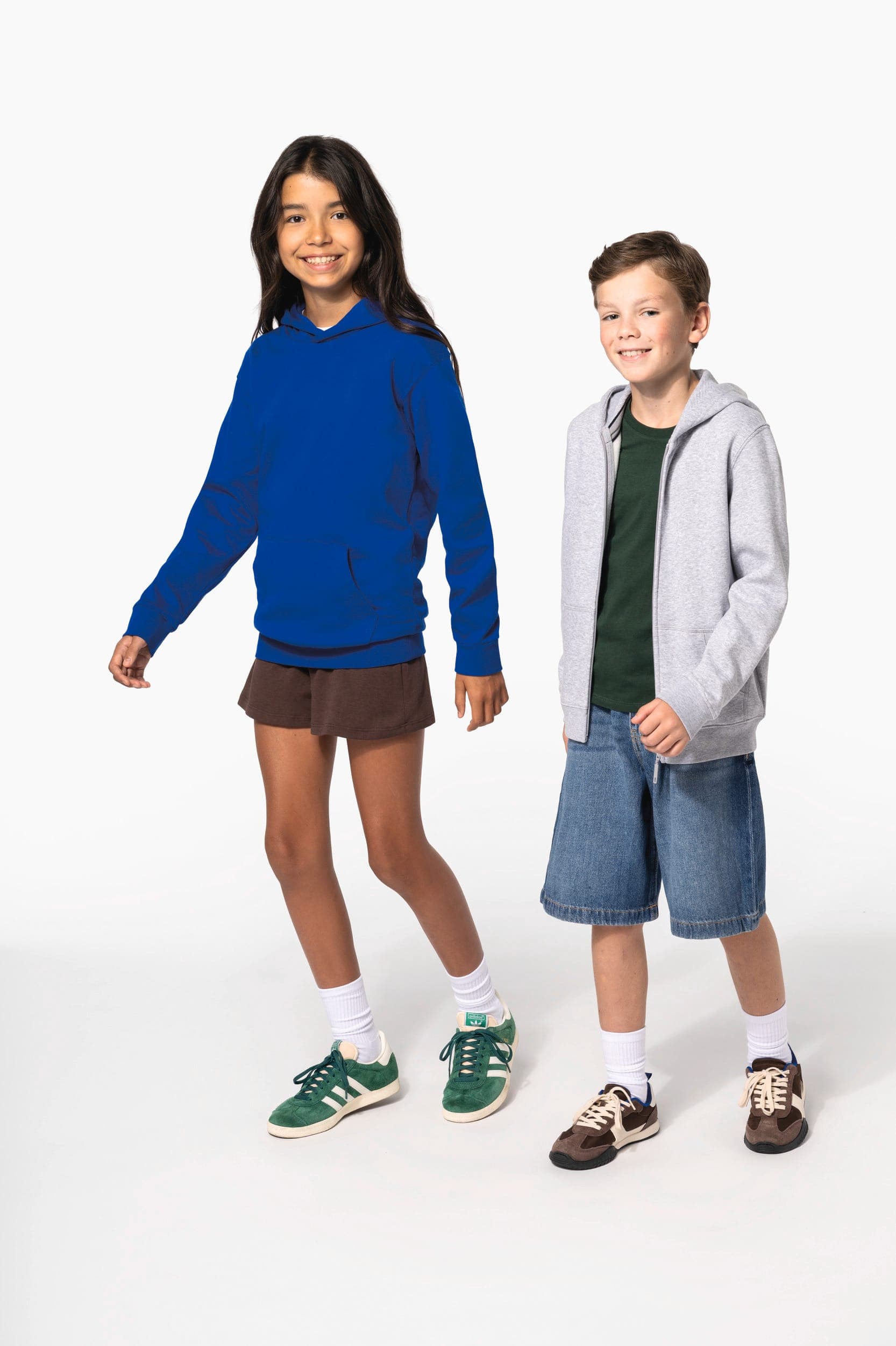 Sweat-shirt recyclé à capuche enfant en situation
