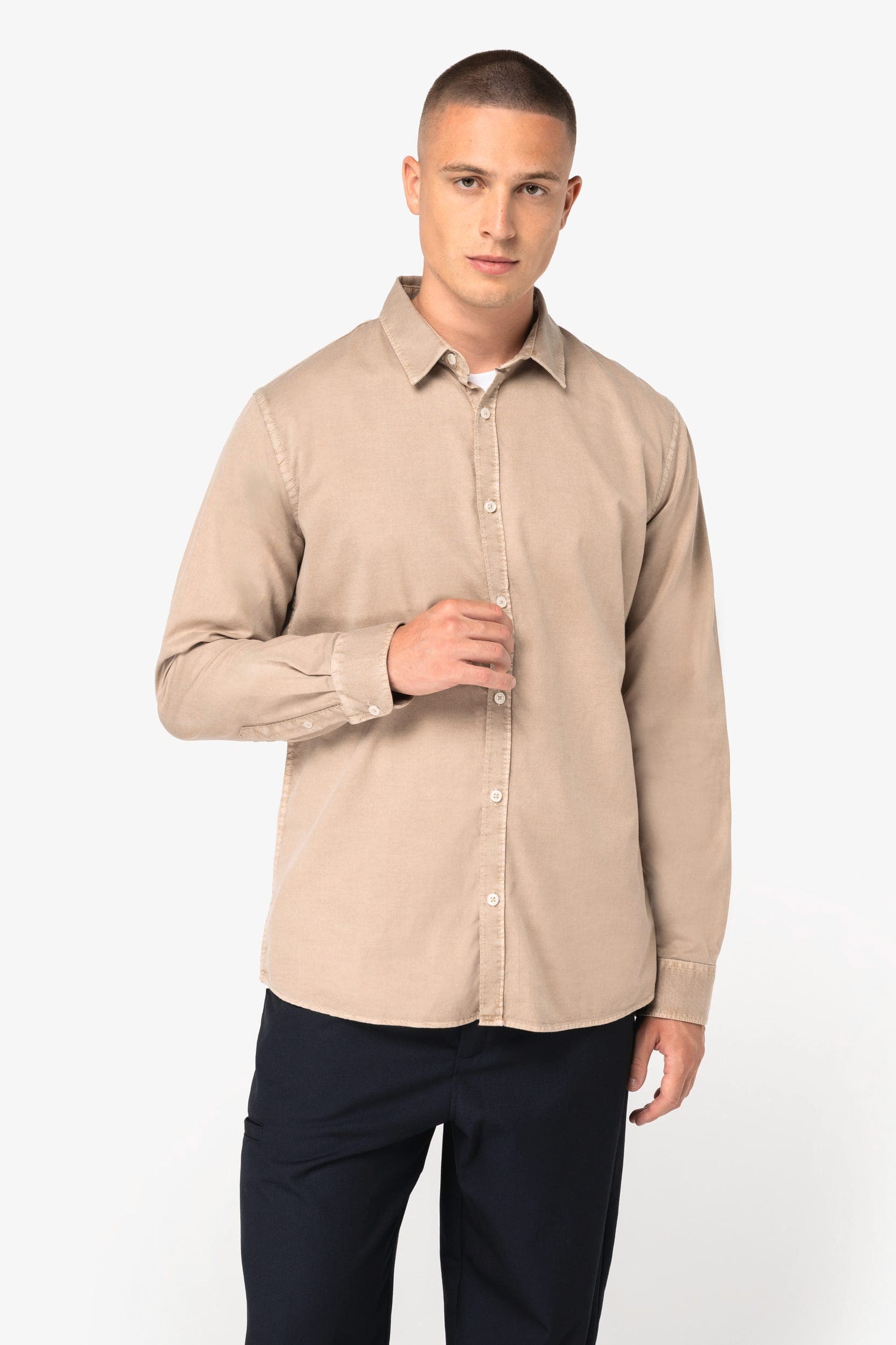 Chemise écoresponsable délavée homme en situation
