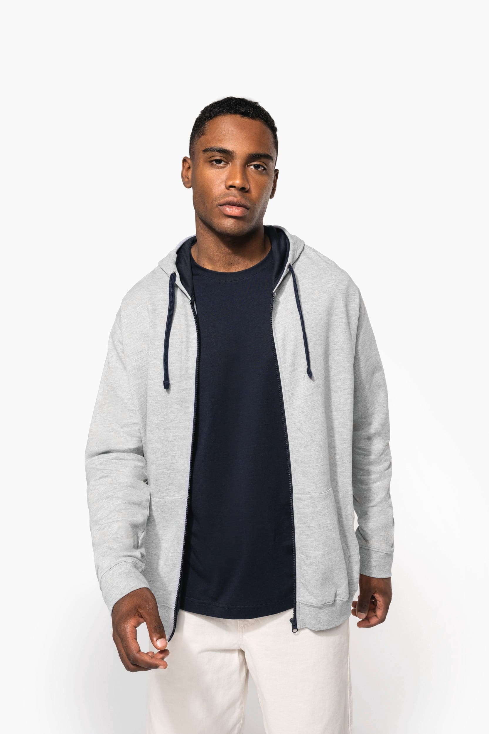 Sweat-shirt zippé capuche contrastée en situation