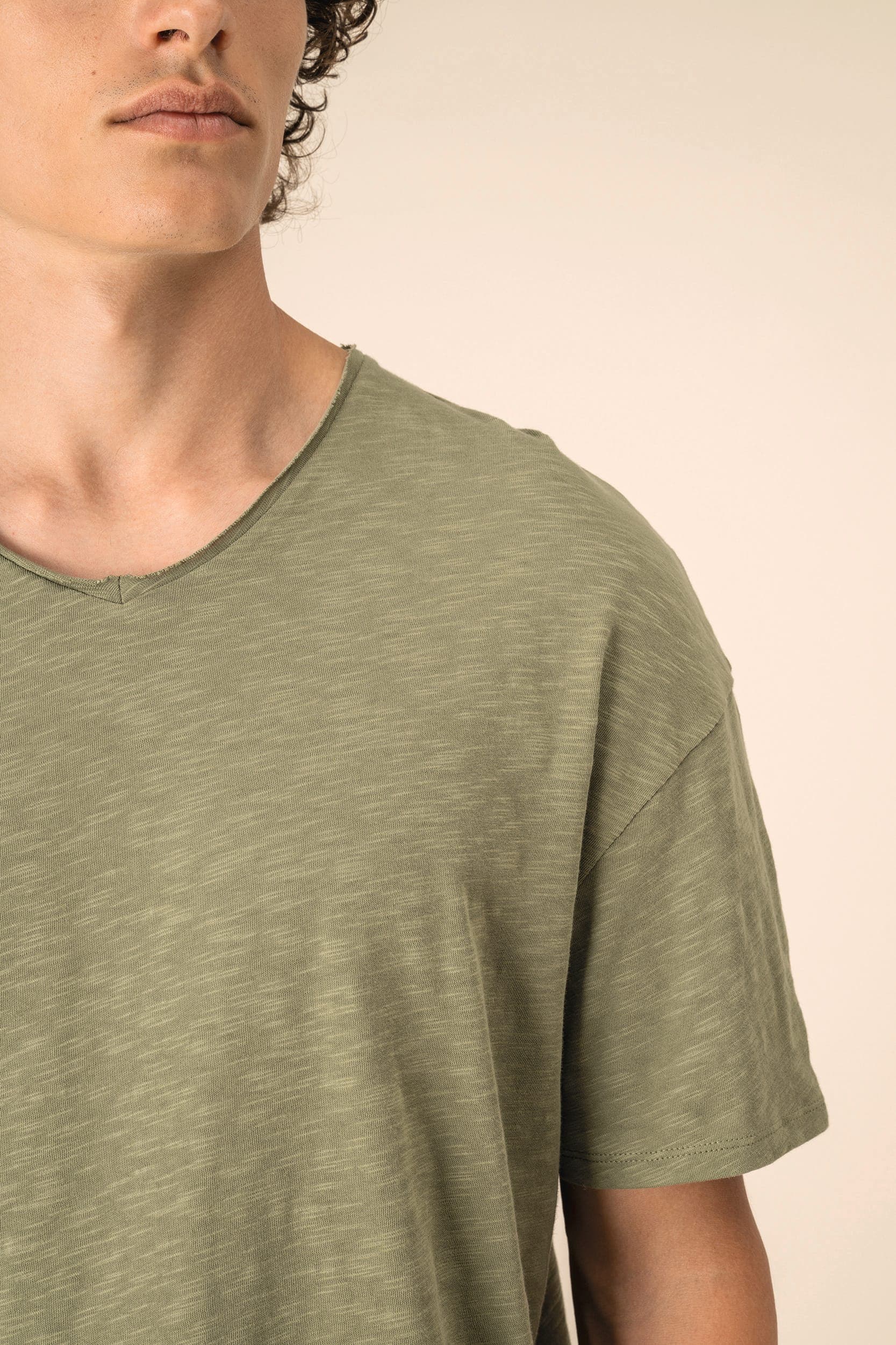T-shirt écoresponsable col slub à épaules tombantes homme en situation