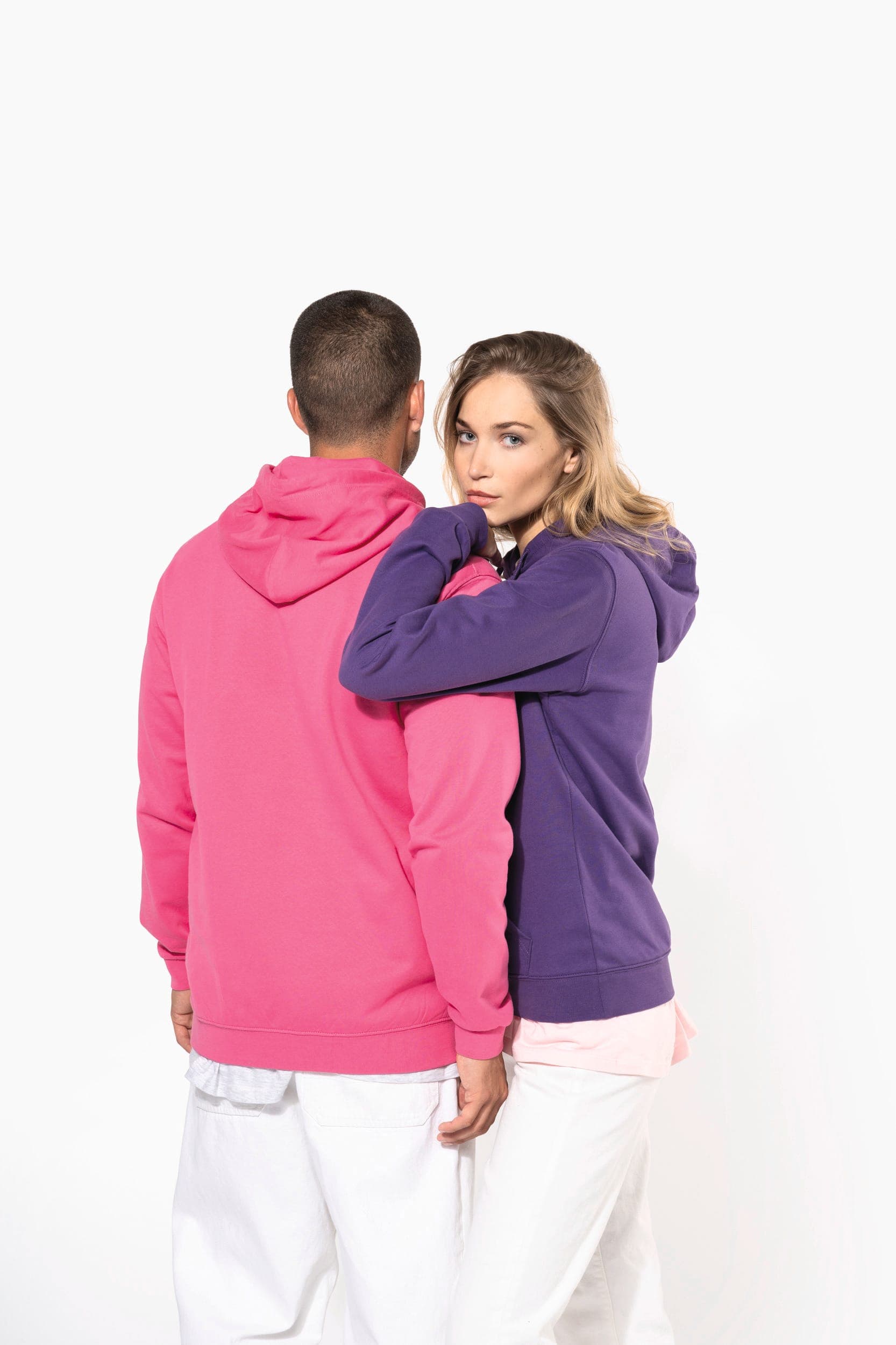 Sweat-shirt capuche femme en situation