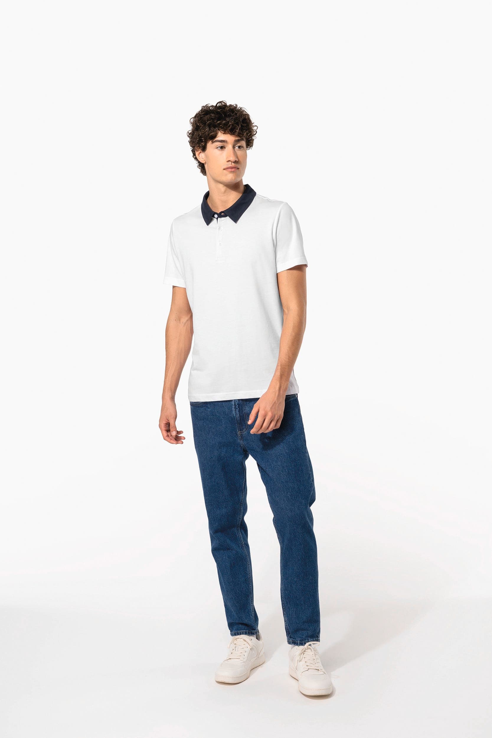 Polo jersey bicolore homme en situation