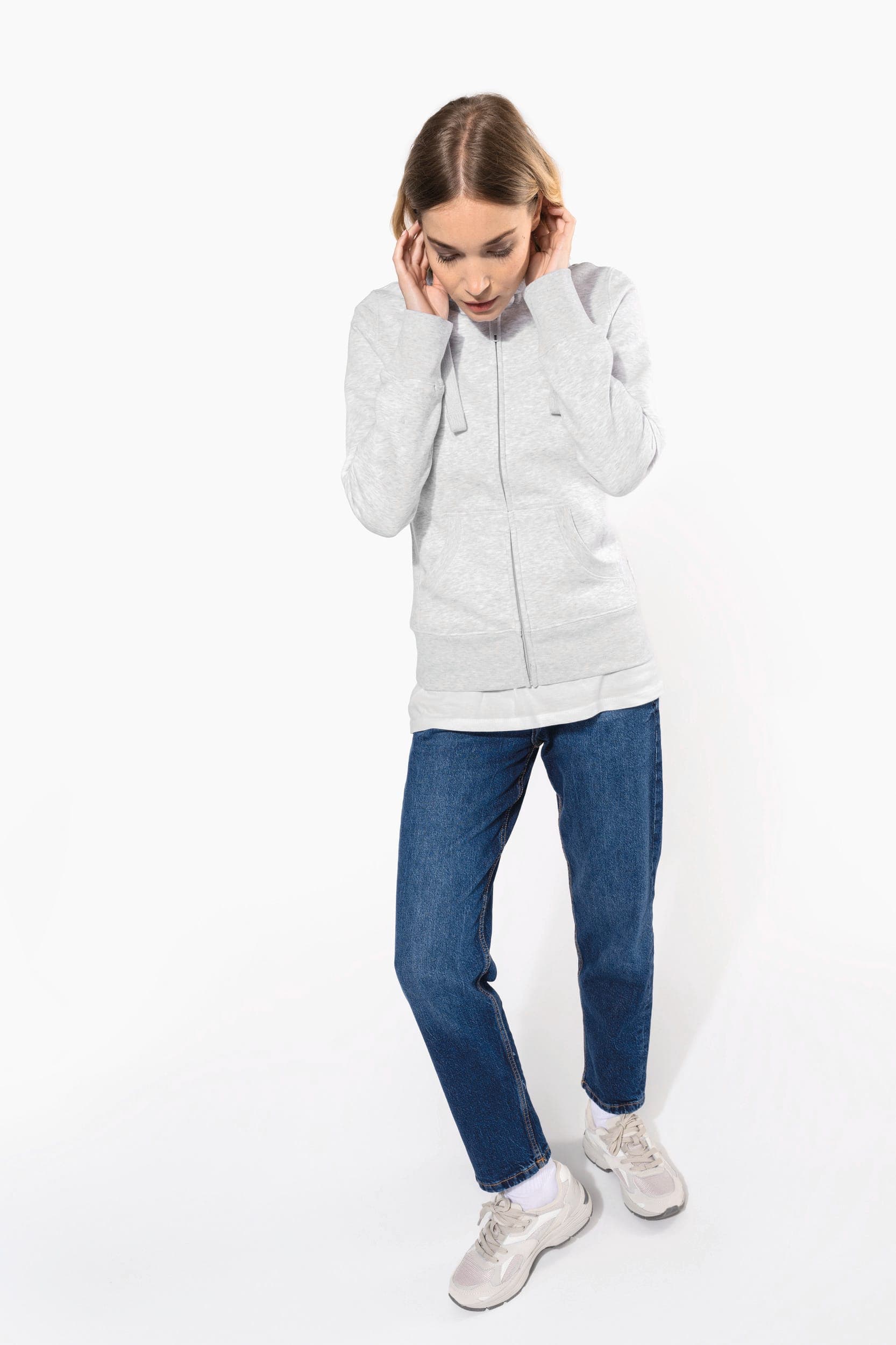Sweat-shirt zippé capuche femme en situation