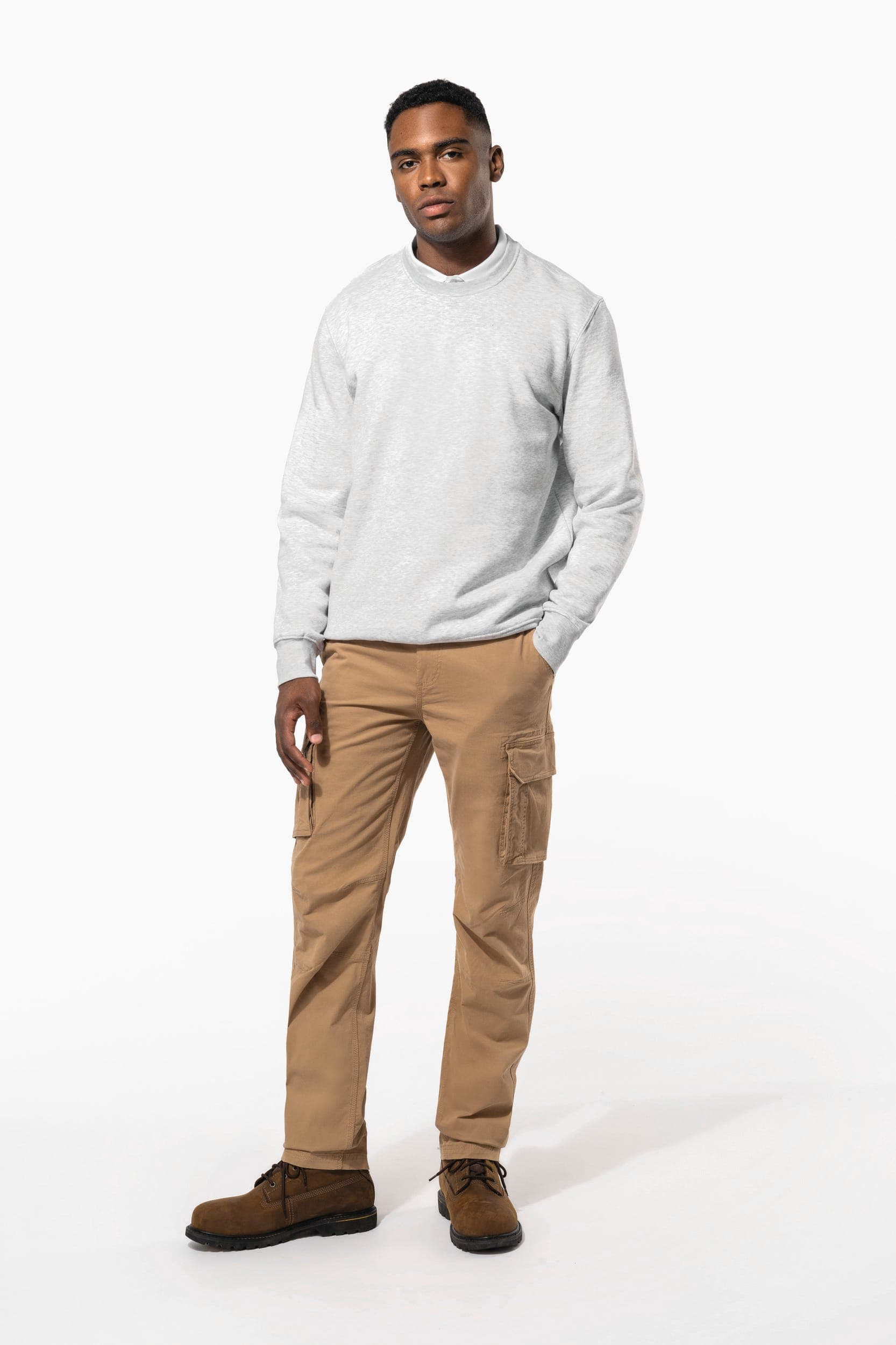 Pantalon multipoches homme en situation