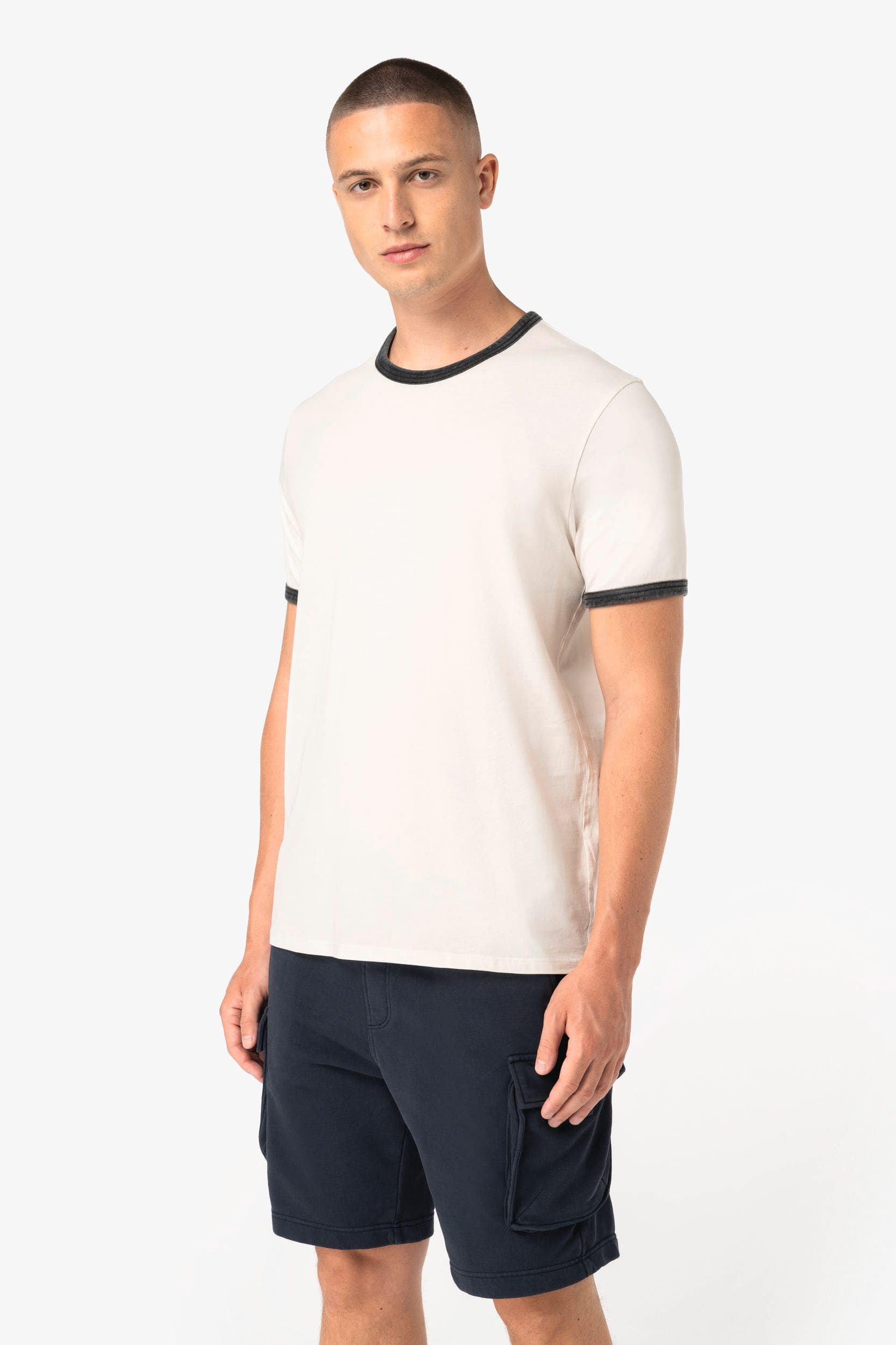 T-shirt ringer écoresponsable à bords contrastés effet délavé homme en situation