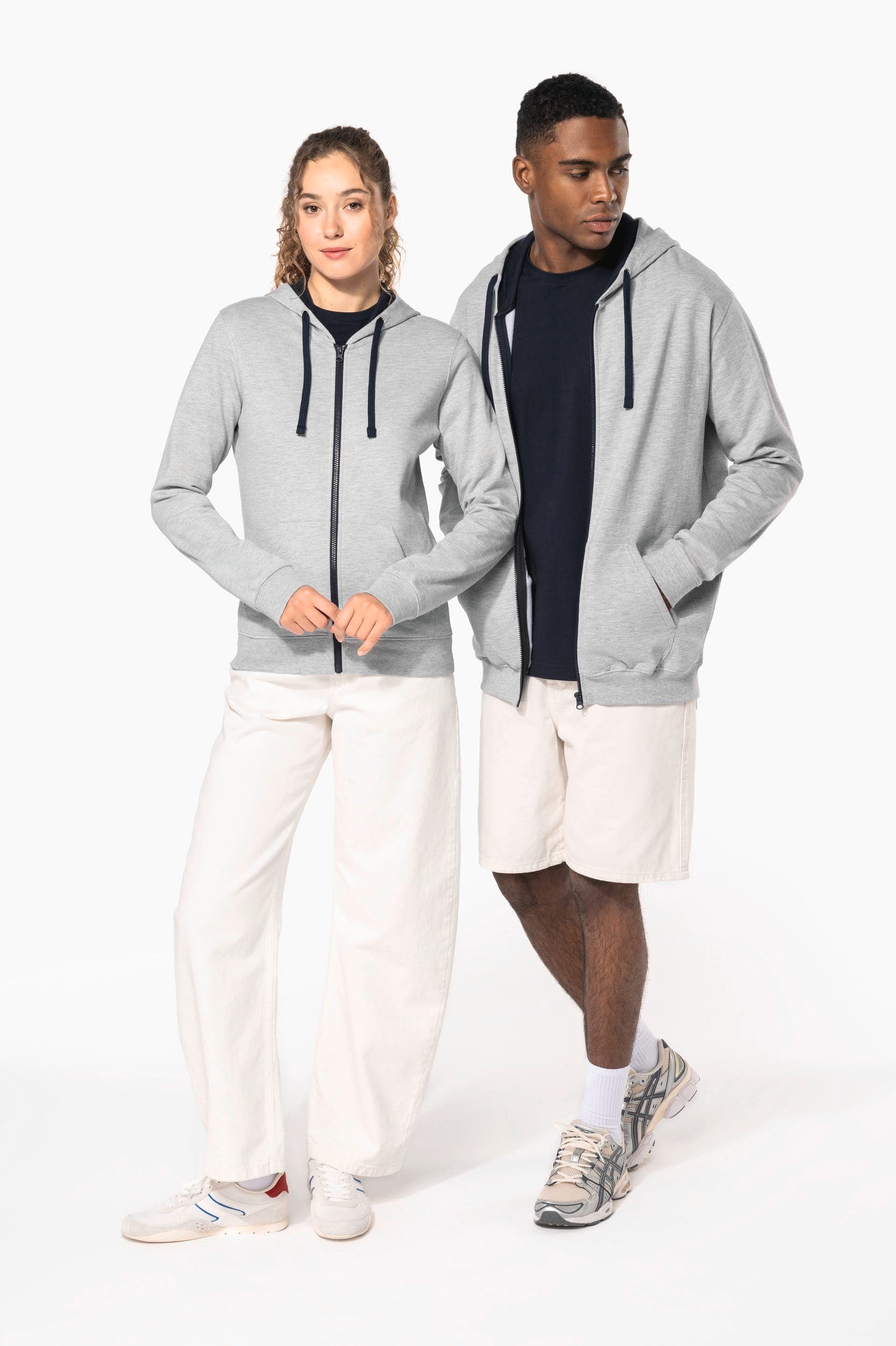 Sweat-shirt zippé capuche contrastée femme en situation