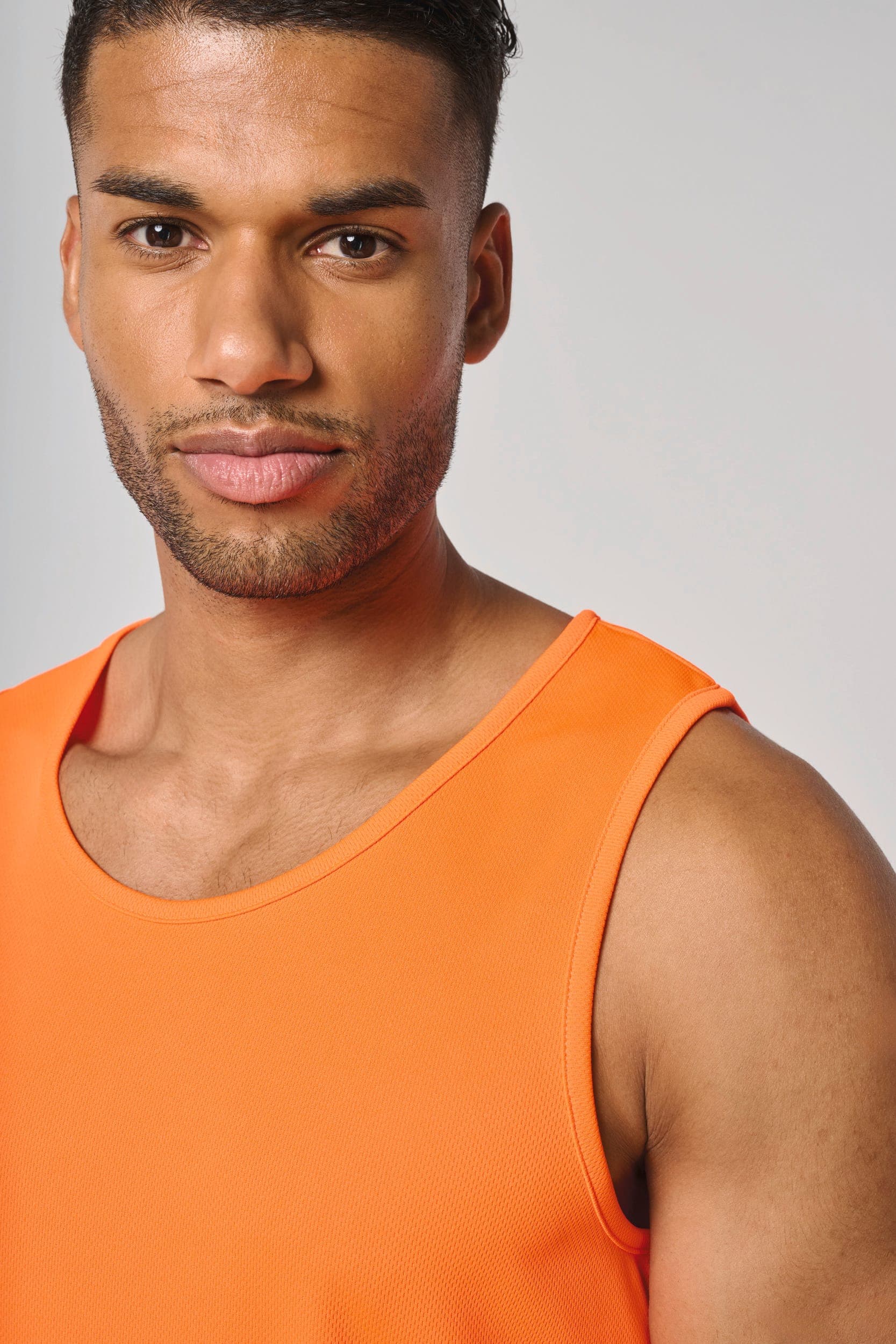 Débardeur de sport homme en situation