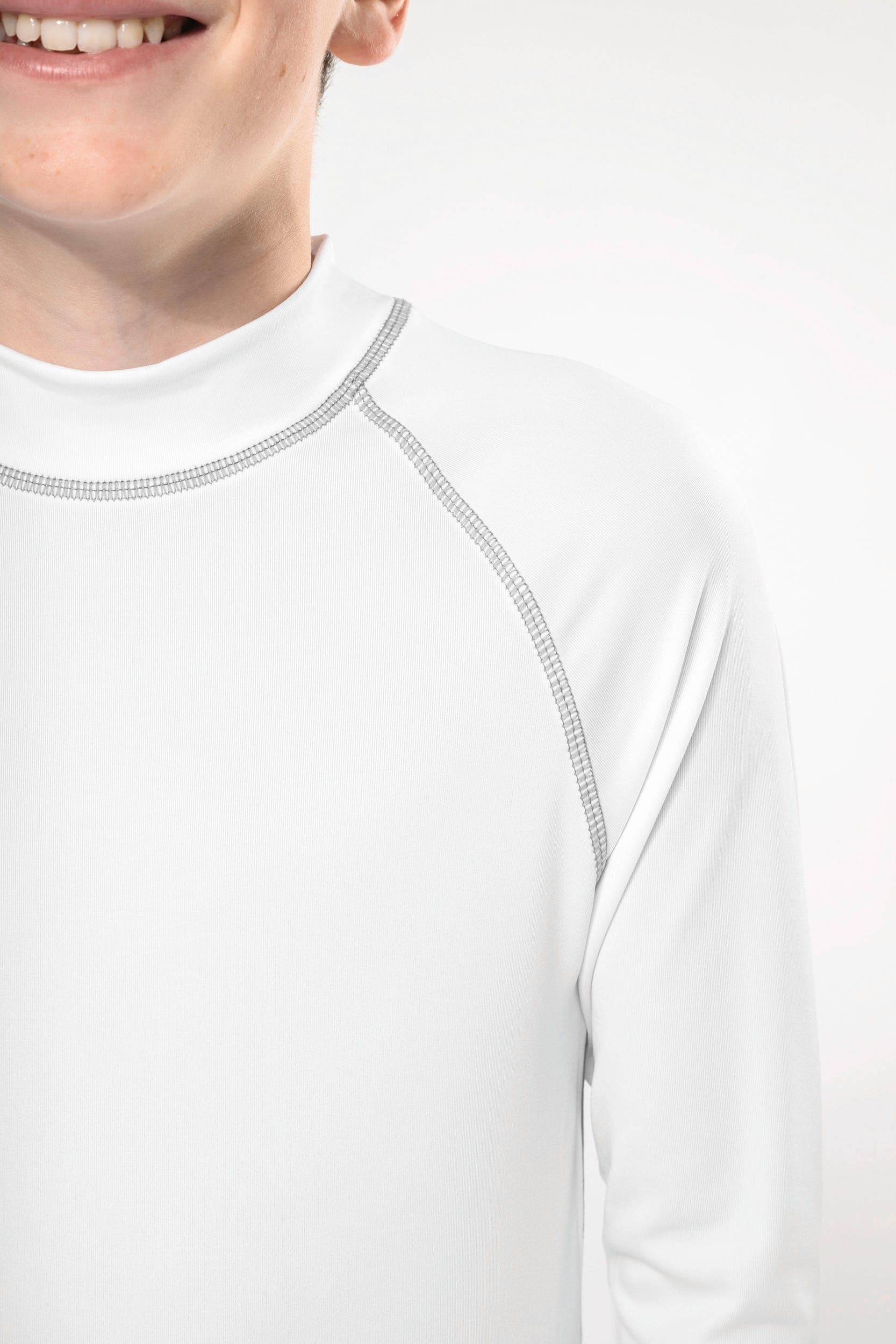 T-shirt technique à manches longues avec protection anti-UV enfant en situation