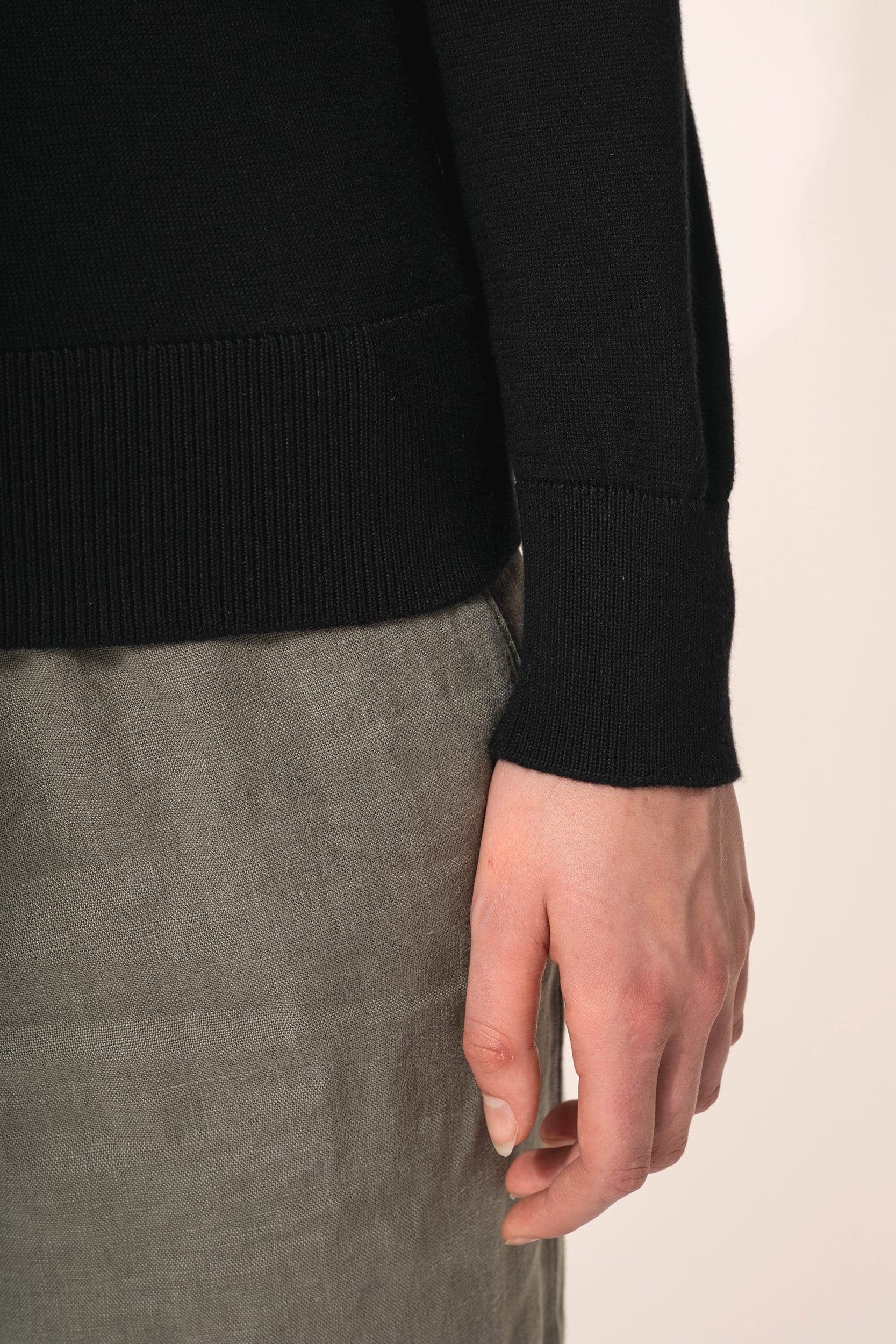 Pull Supima® col rond  femme en situation