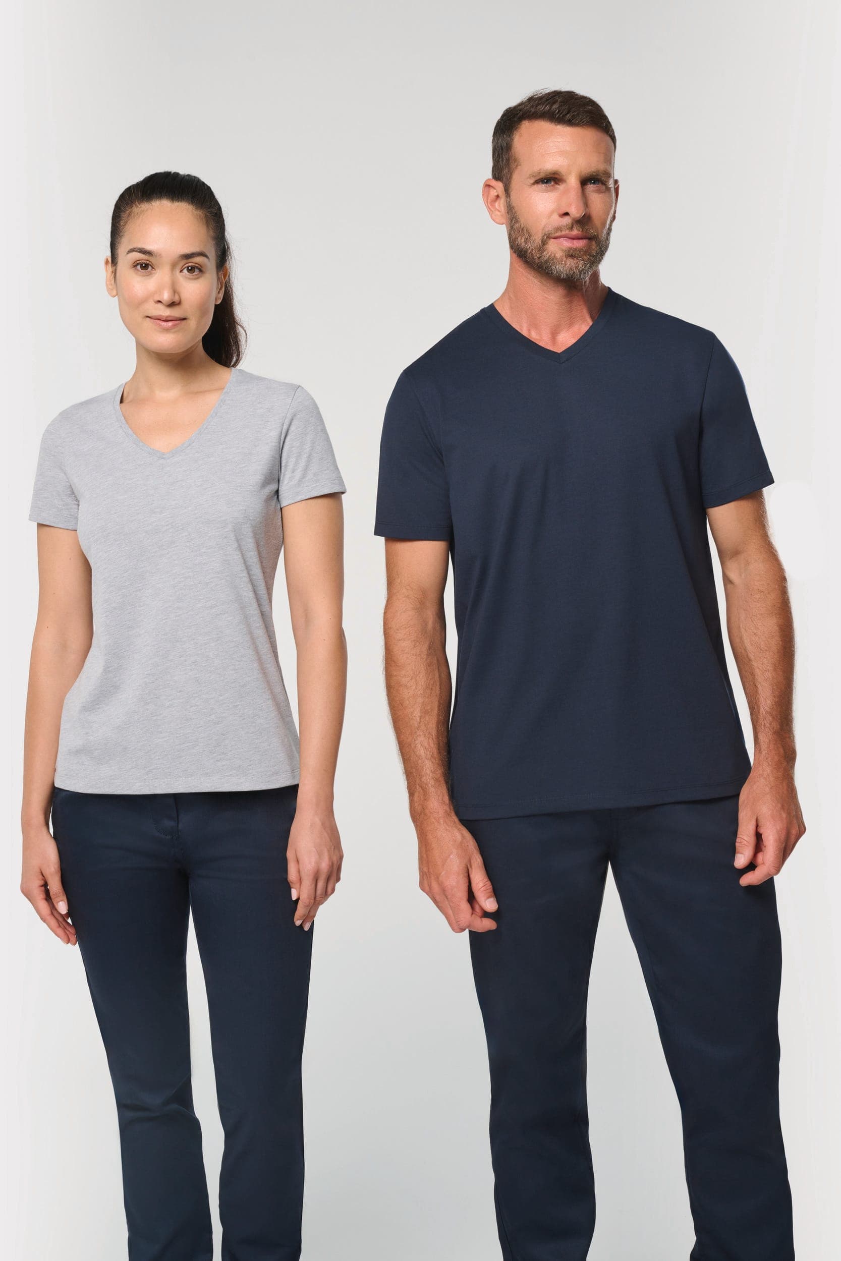 T-shirt écoresponsable col V antibactérien femme en situation