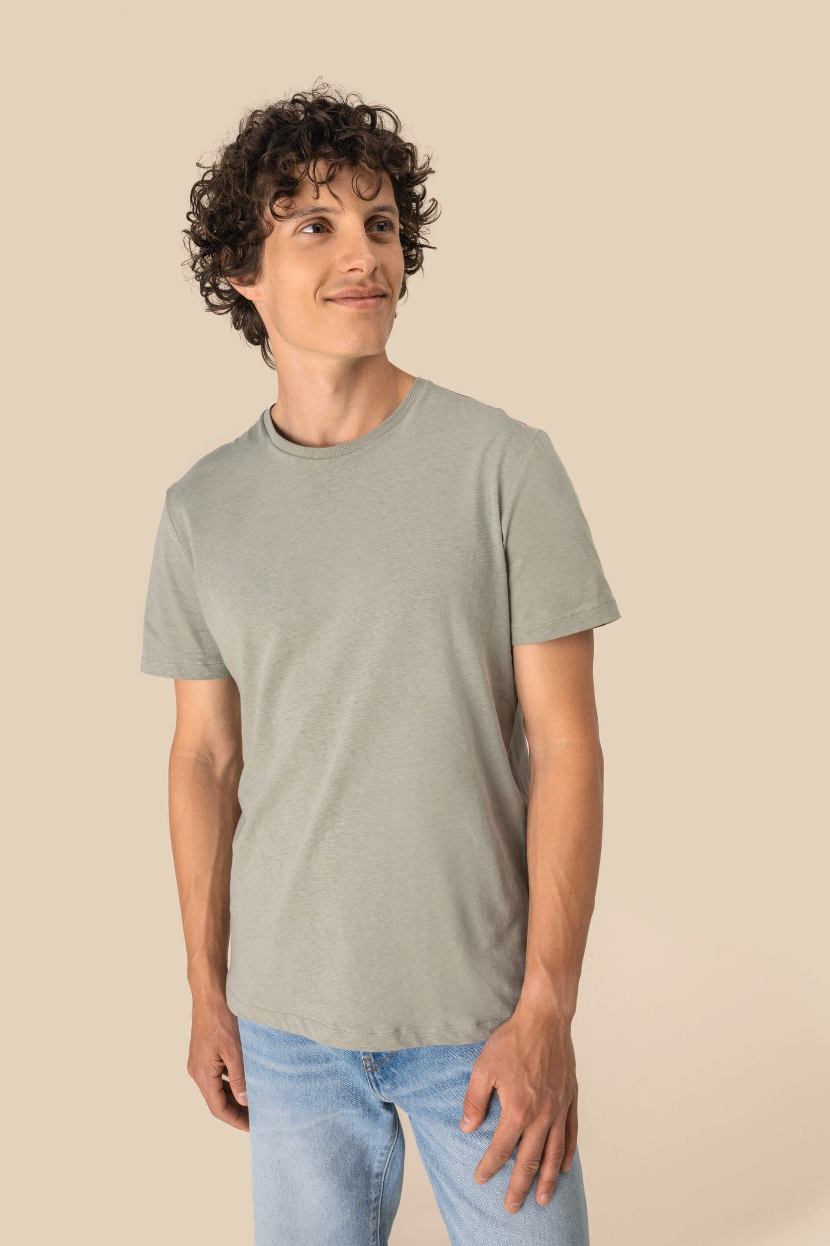 T-shirt écoresponsable en coton bio et lin unisexe en situation