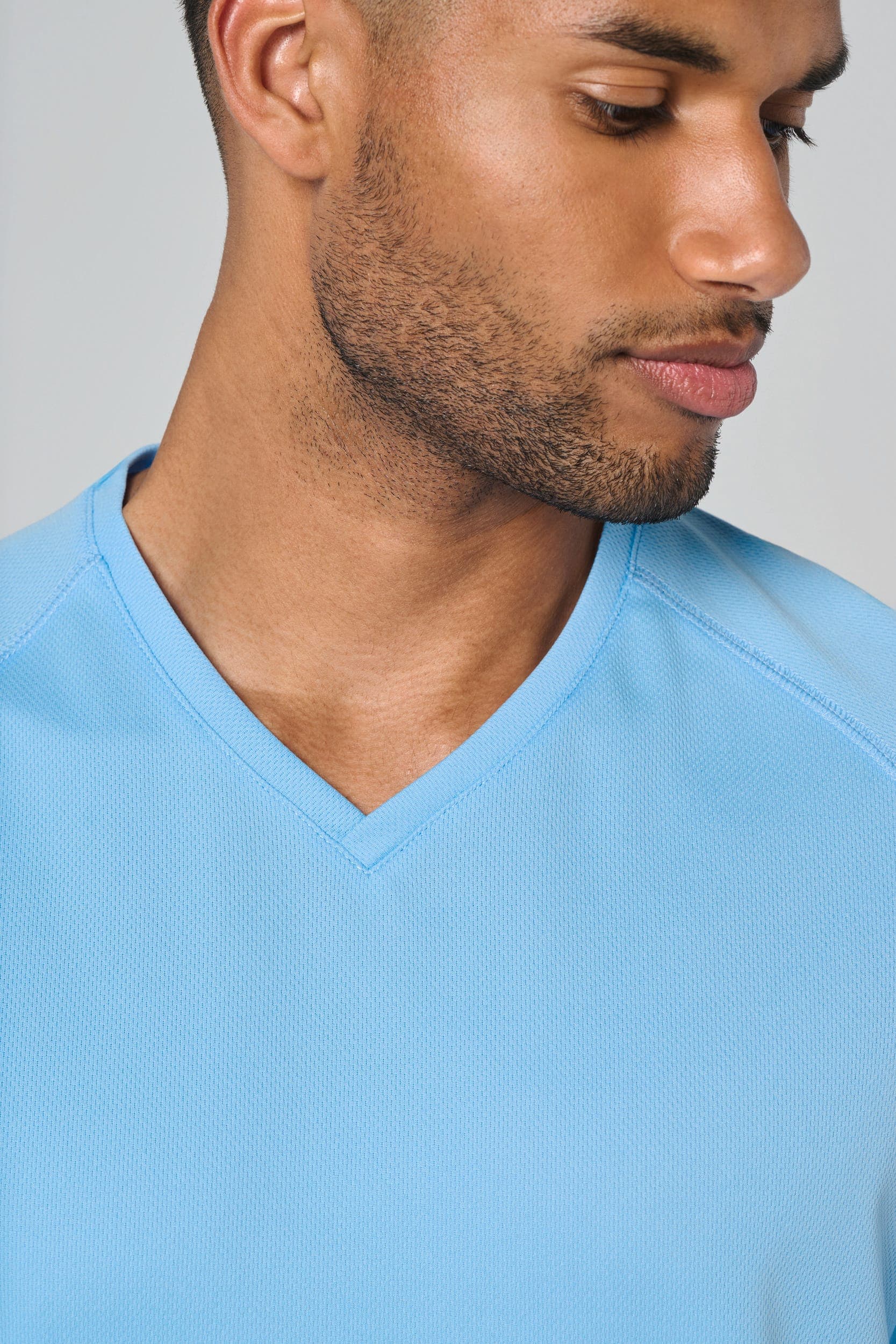 T-shirt de sport manches courtes col v homme en situation
