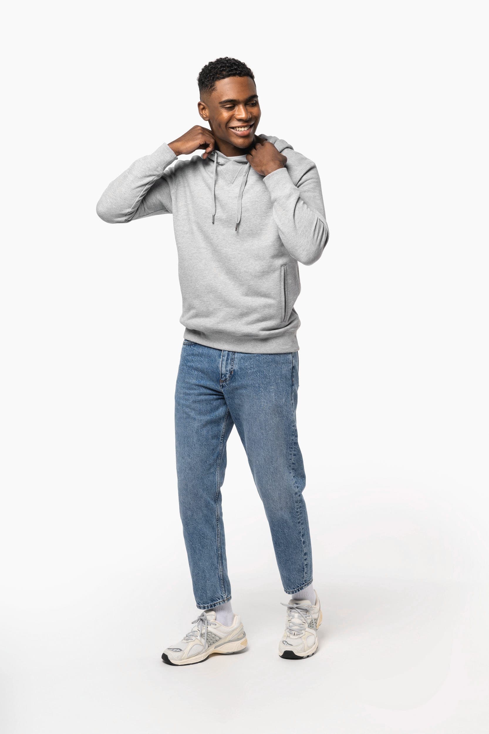 Sweat-shirt french terry écoresponsable à capuche unisexe en situation