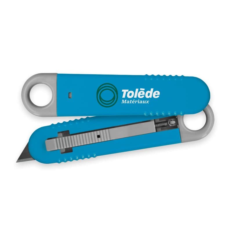 CUTTER PLASTIQUE A LAME AUTORETRACTABLE en situation
