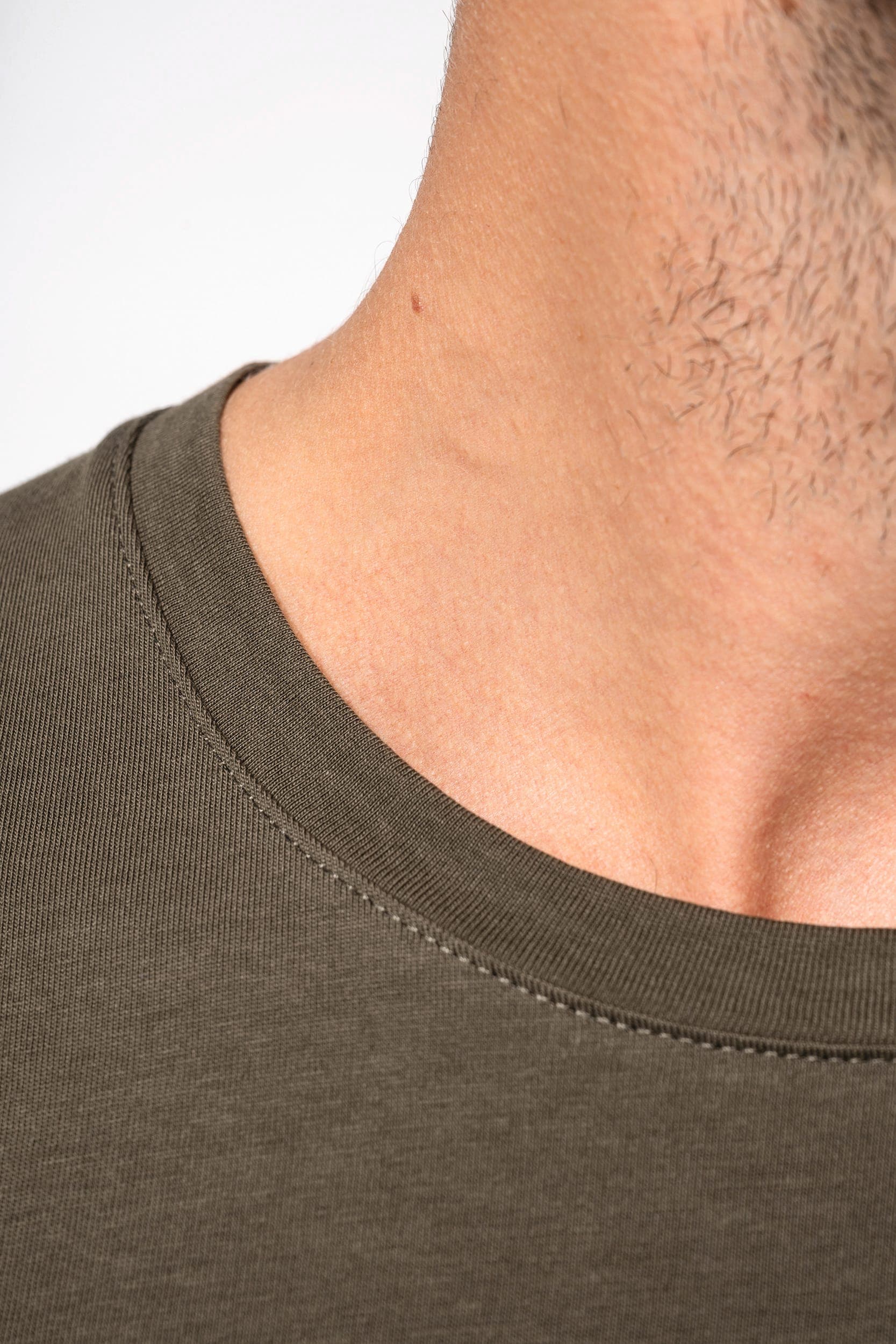 T-shirt col rond manches courtes homme en situation
