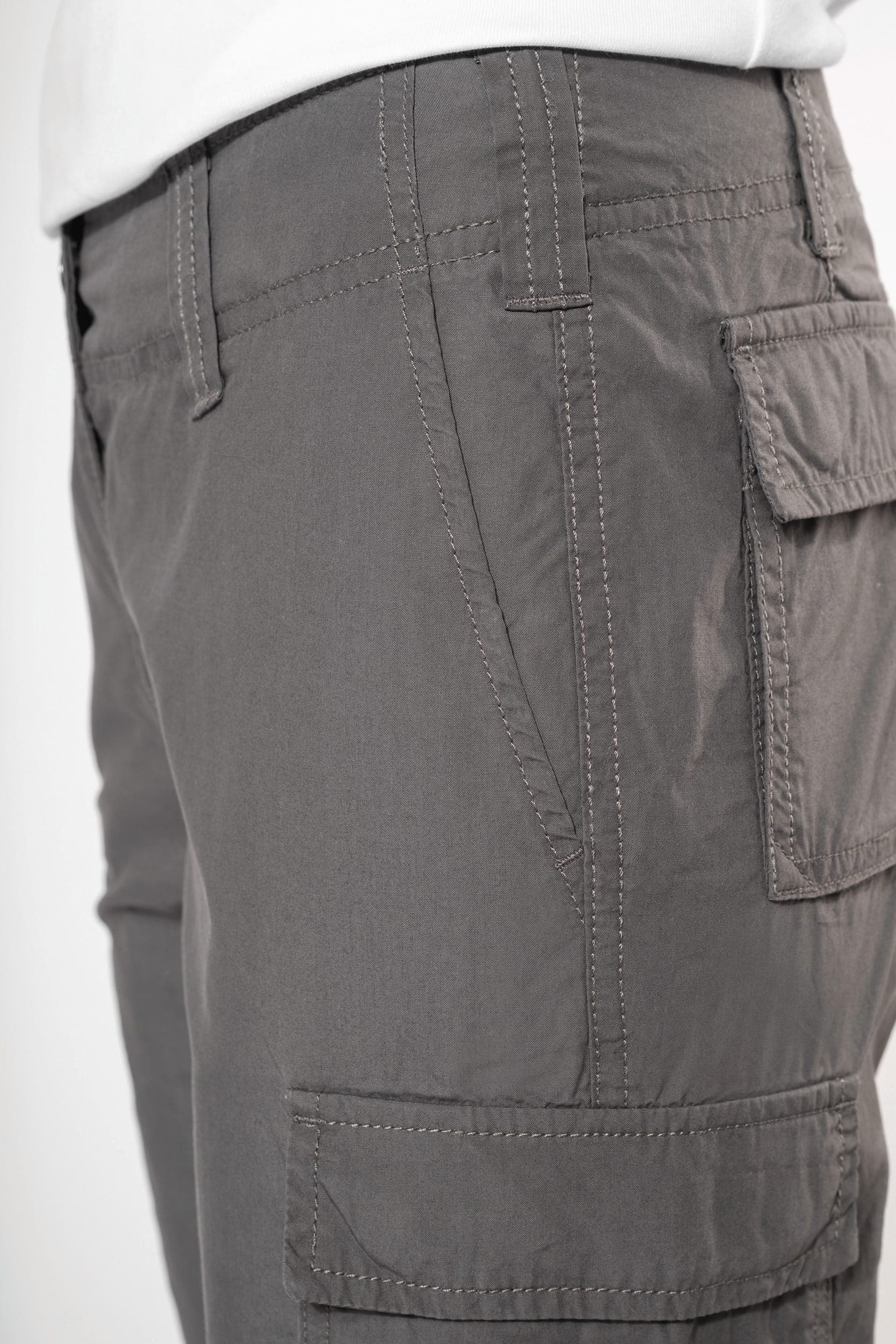 Pantalon léger multipoches femme en situation