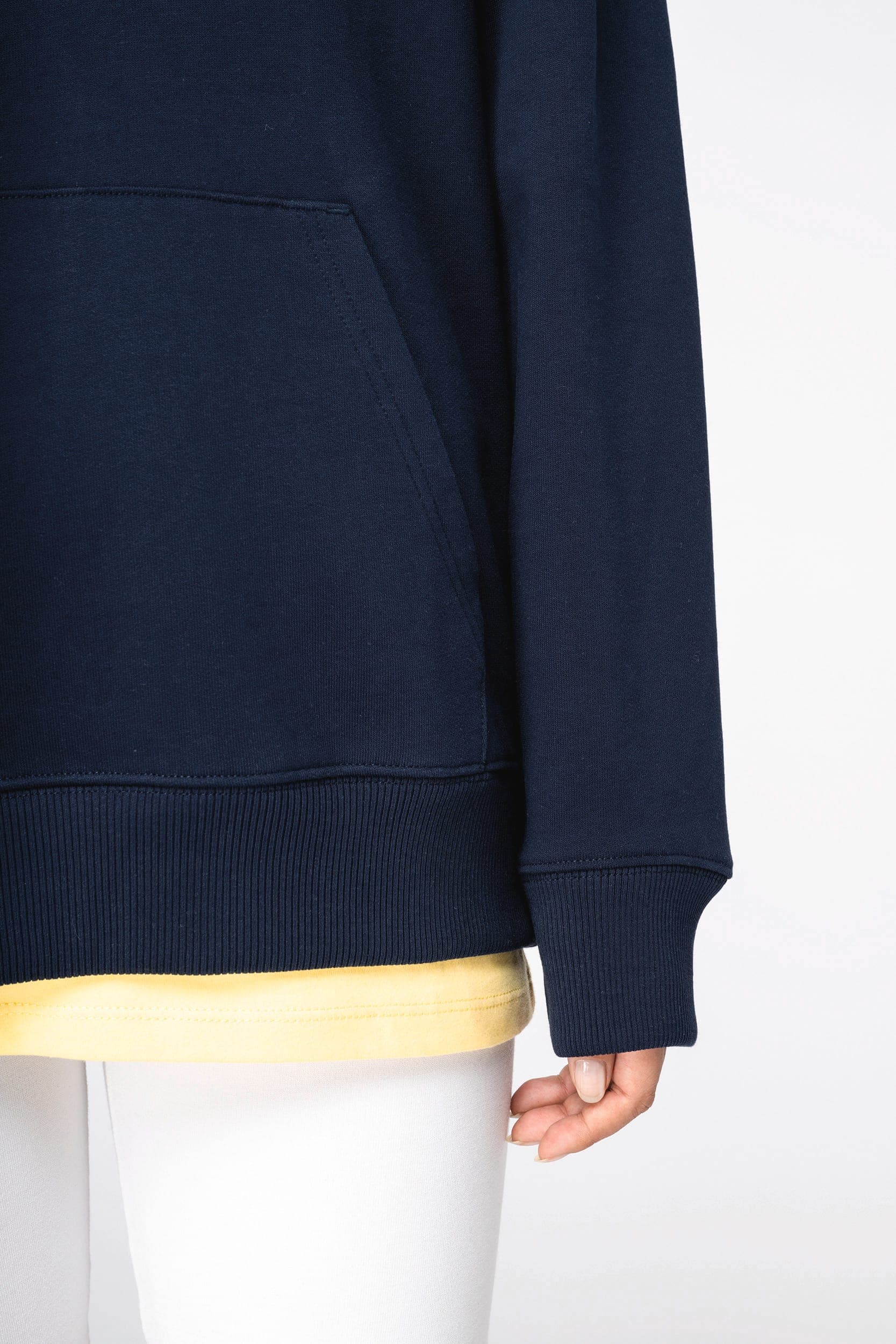 Sweat-shirt écoresponsable à capuche  à épaules tombantes French Terry unisexe en situation
