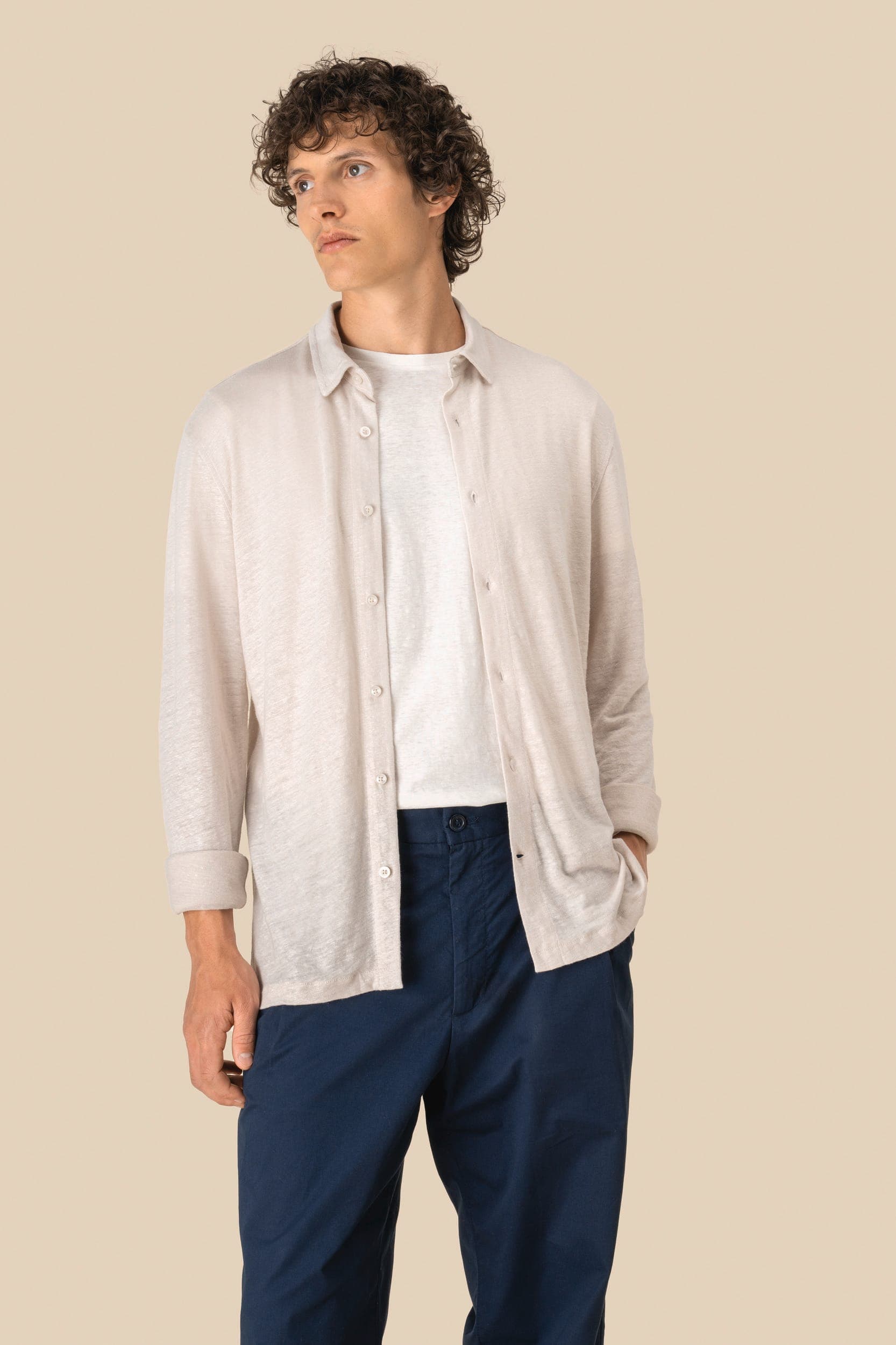 Chemise en lin homme en situation