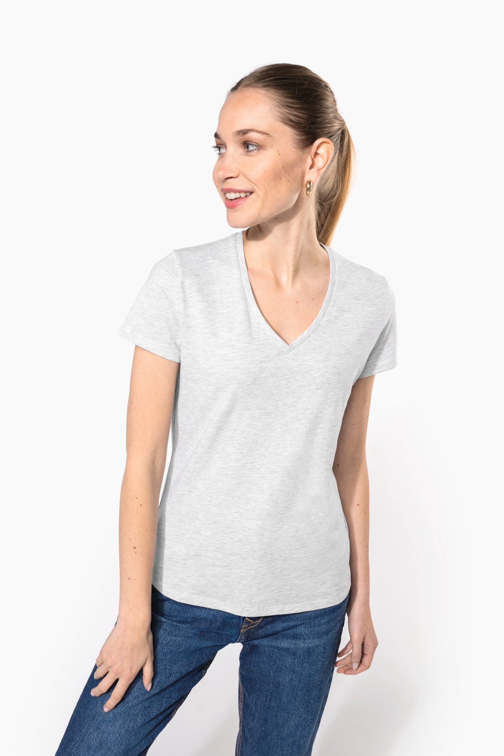 T-shirt col V manches courtes femme en situation
