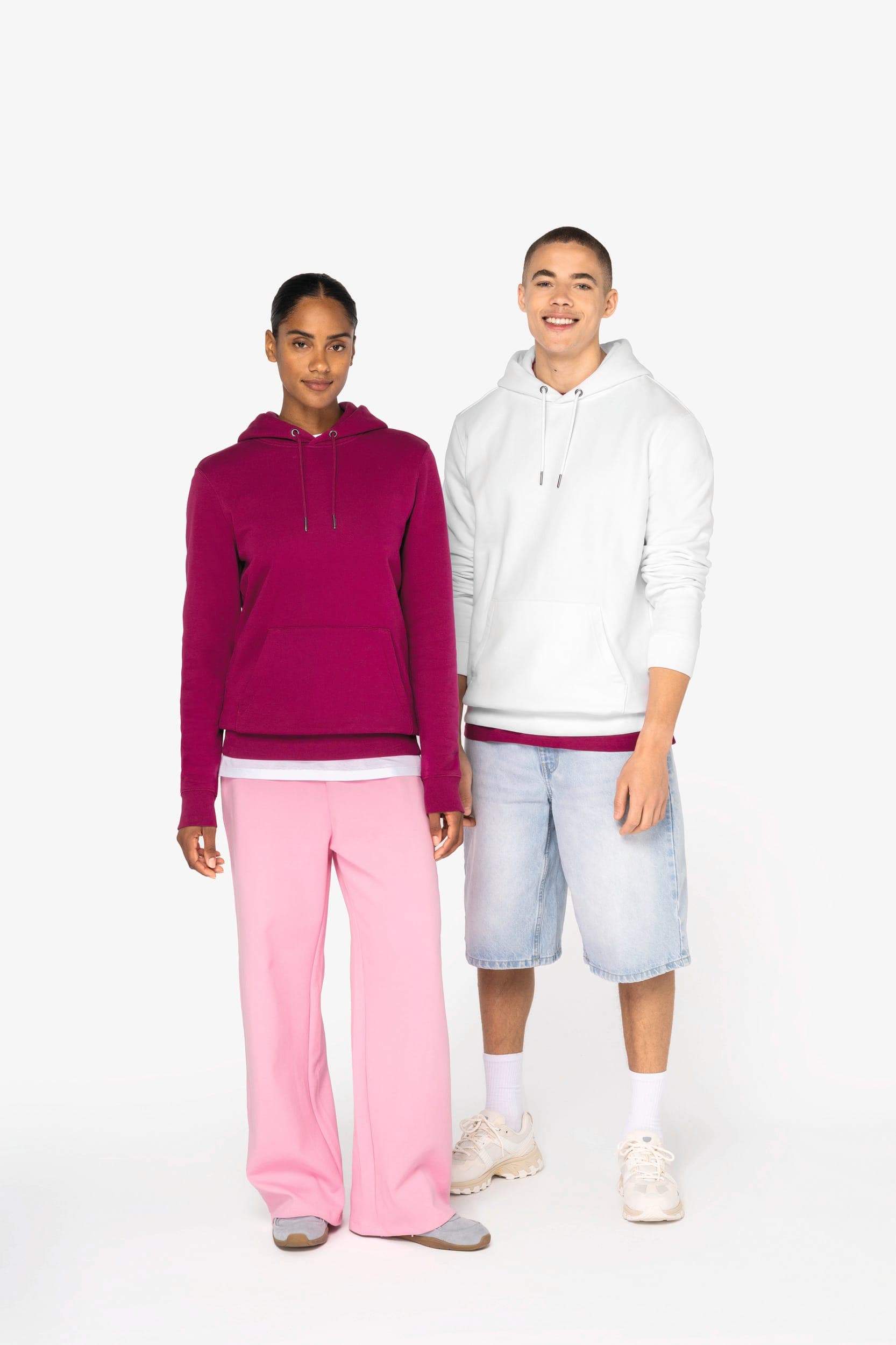 Sweat-shirt écoresponsable à capuche unisexe en situation