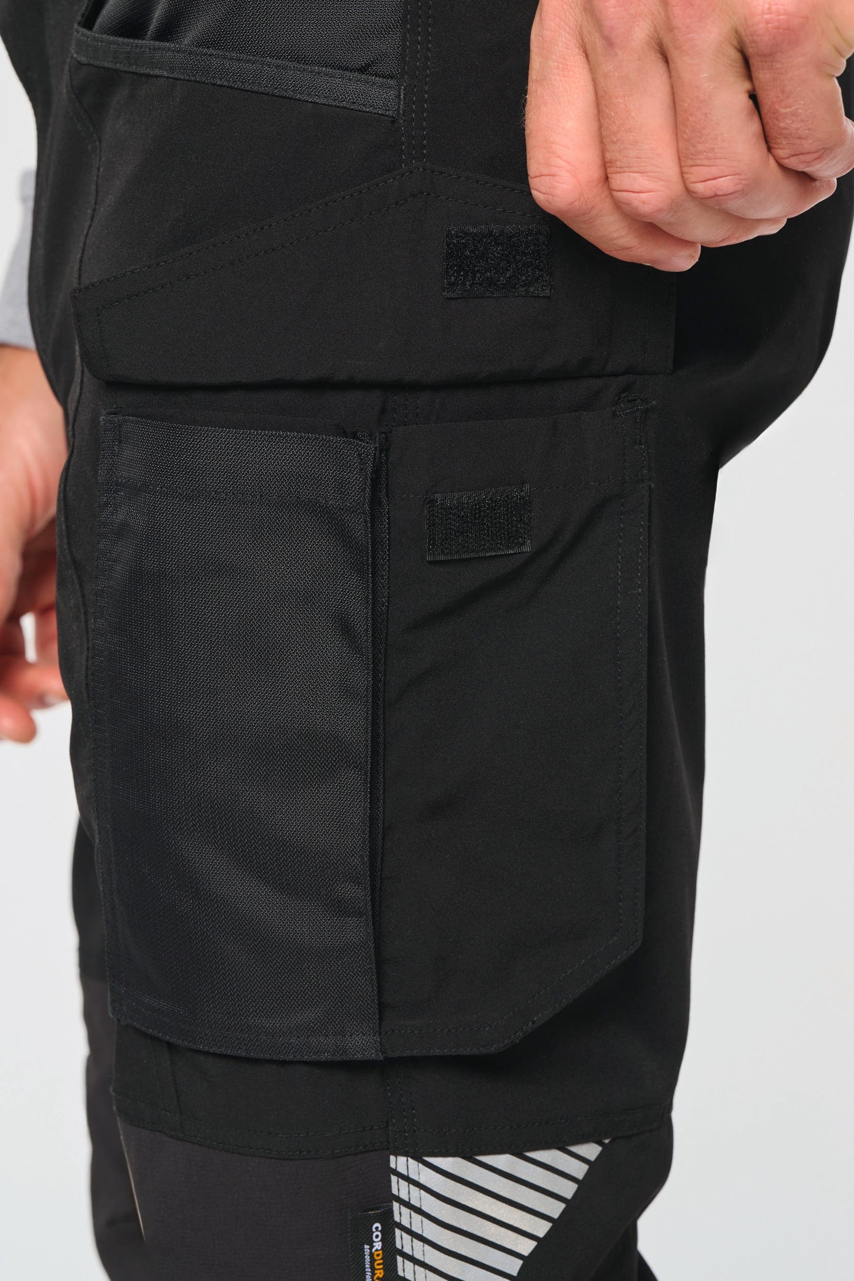 Pantalon léger stretch recyclé multipoches unisexe en situation