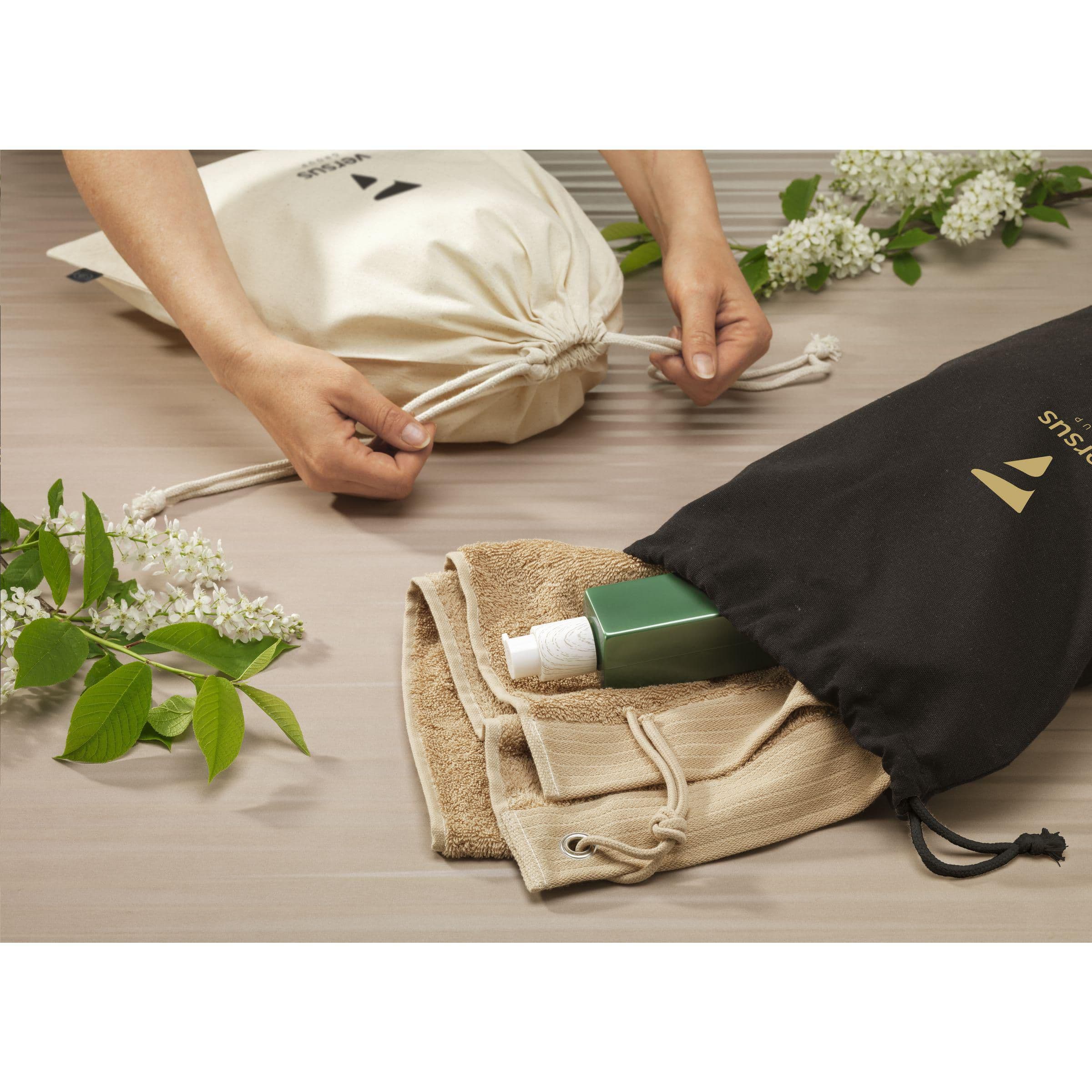 Pochette cadeau coton GRS recyclé (150 g/m²) L en situation