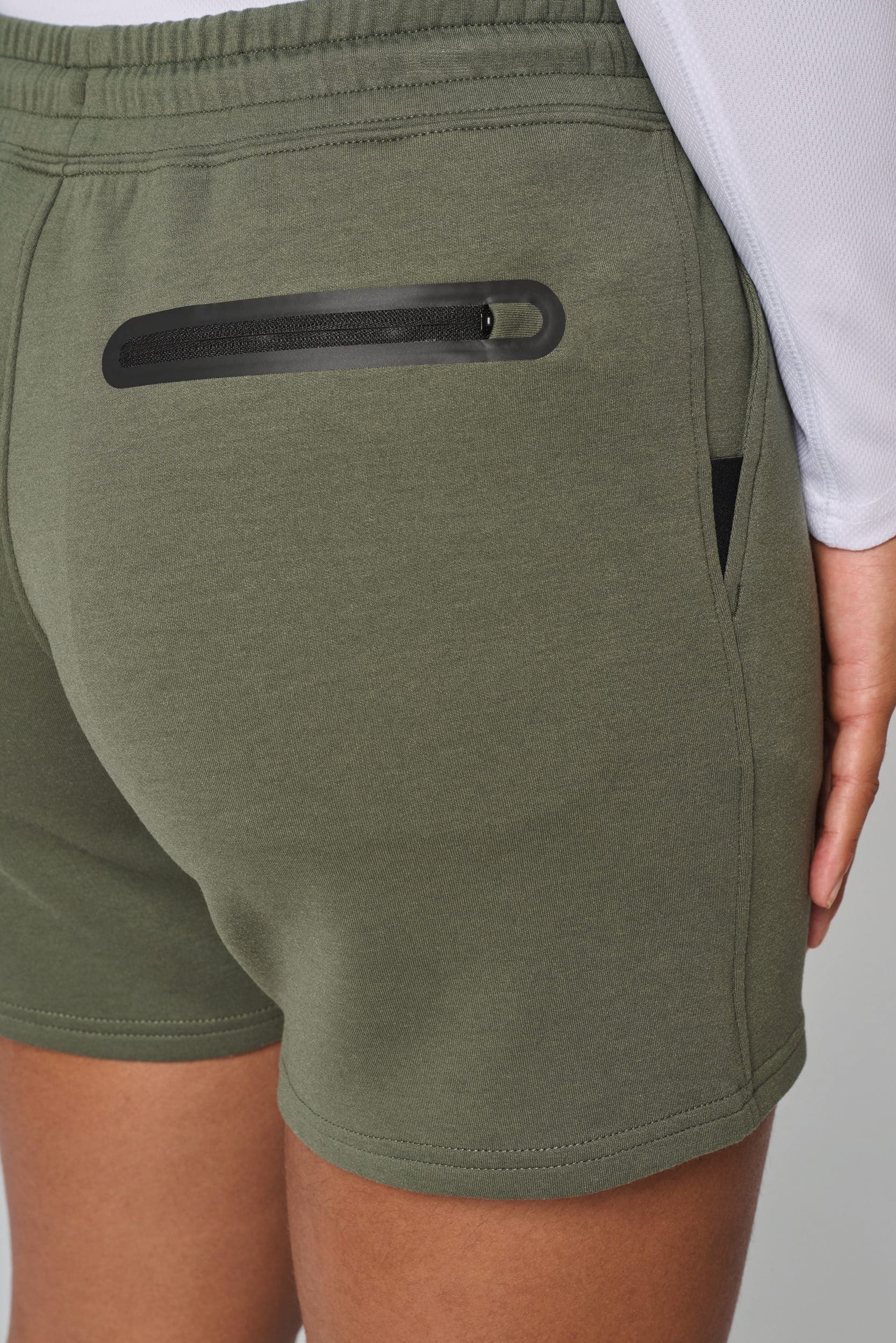 Short femme en situation