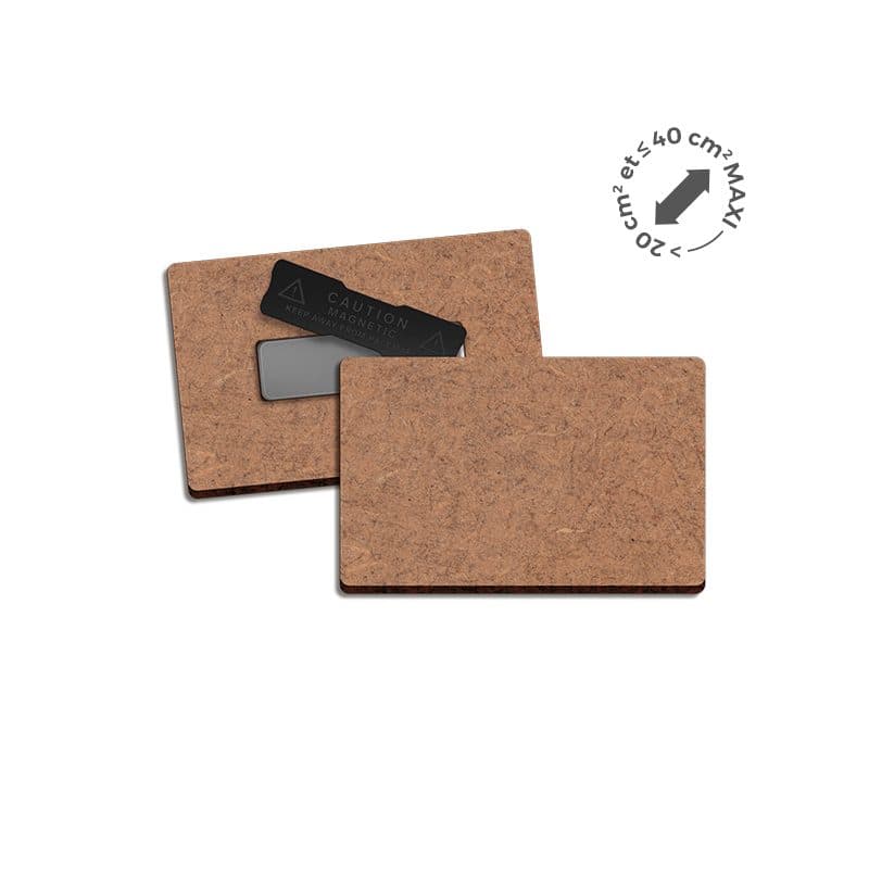 BADGE SUR-MESURE MDF EP 3 mm AVEC AIMANT ENTRE 20 cm2 ET 40 cm2 MAXI en situation