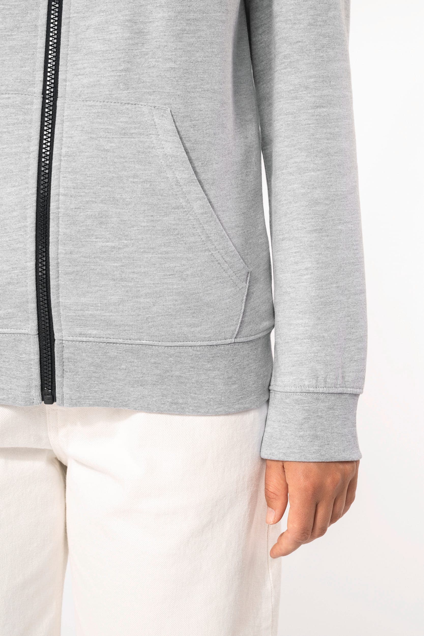 Sweat-shirt zippé capuche contrastée femme en situation