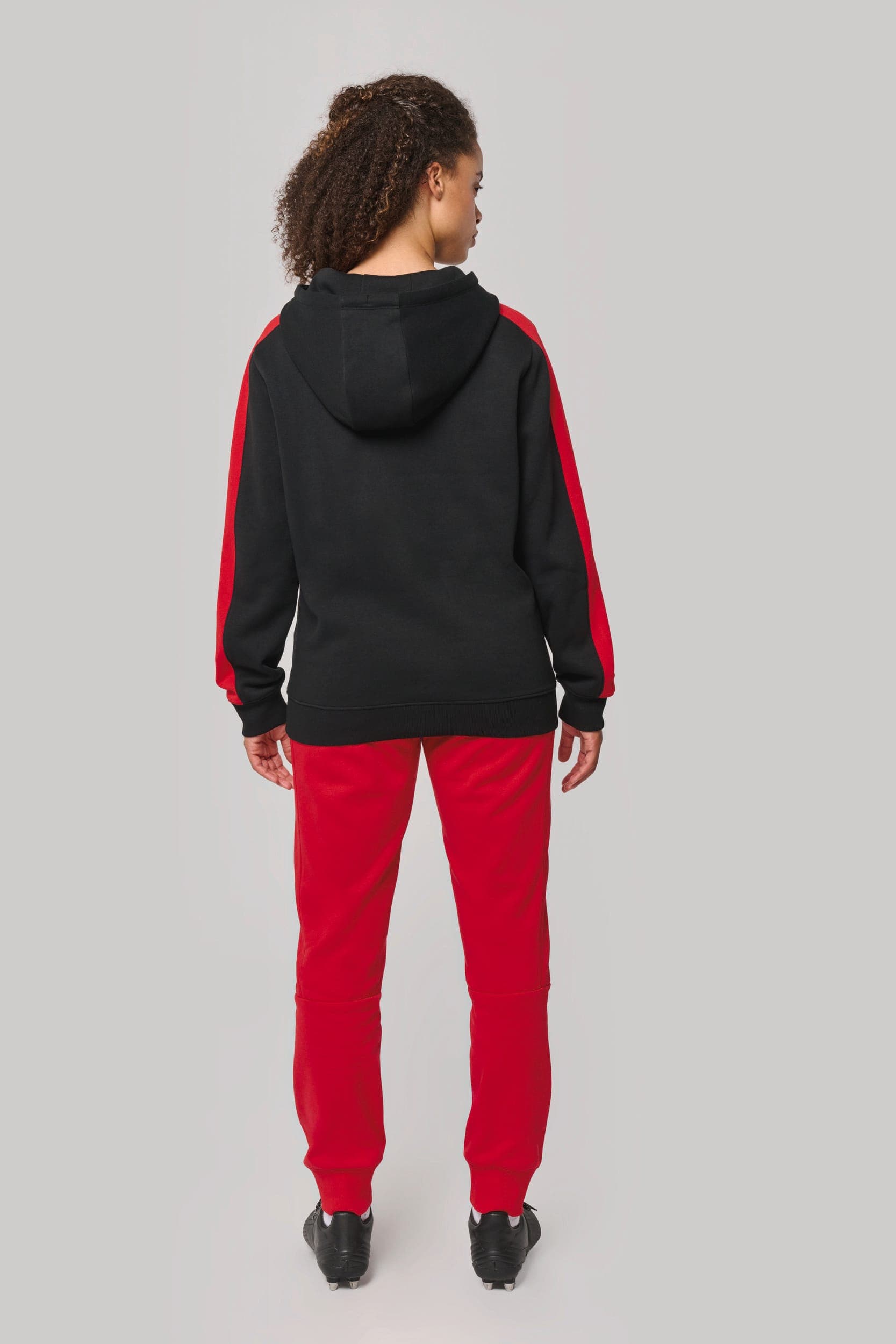 Sweat-shirt à capuche teamwear bicolore unisexe en situation