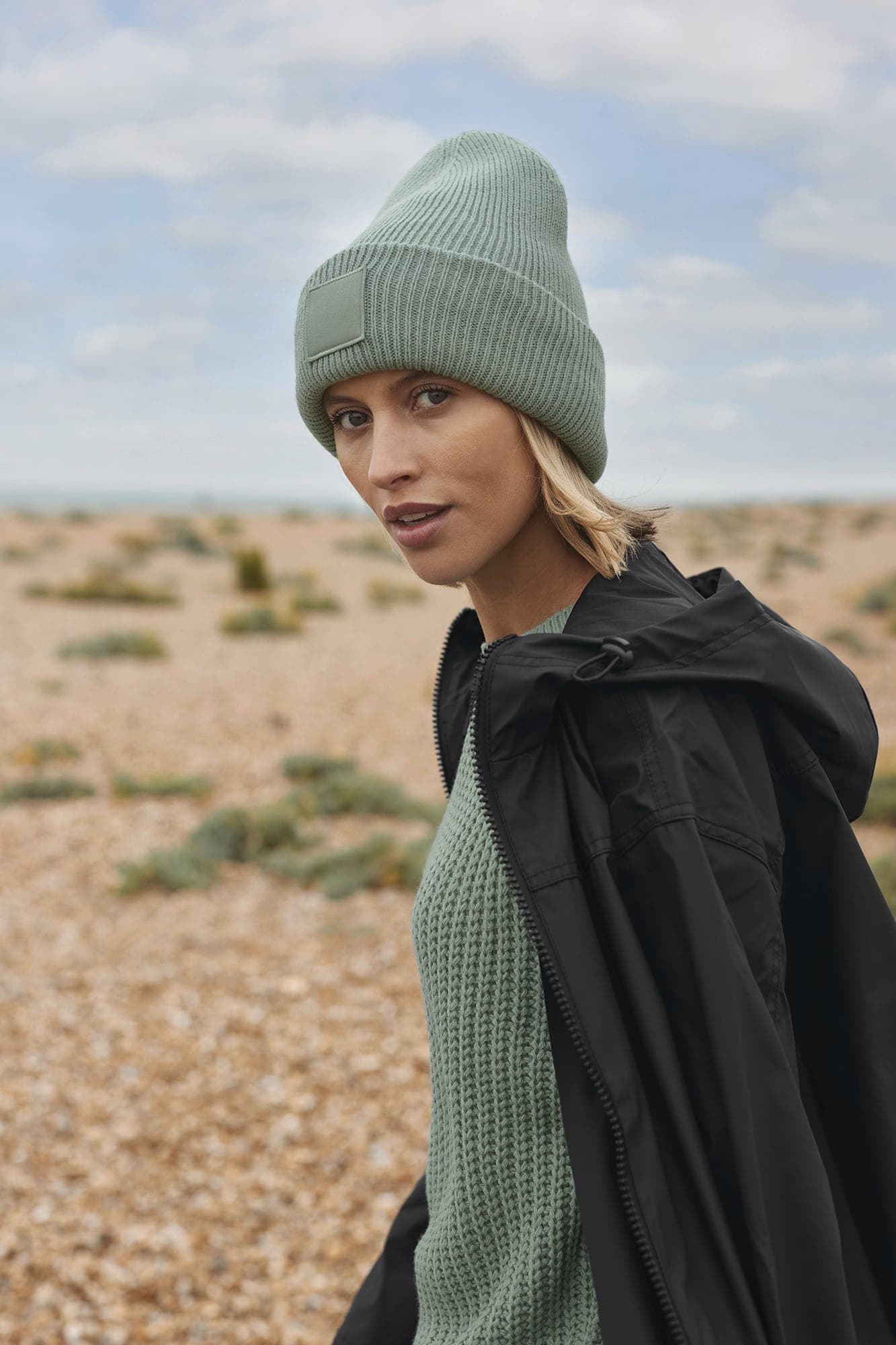 DEEP CUFFED TONAL PATCH BEANIE en situation