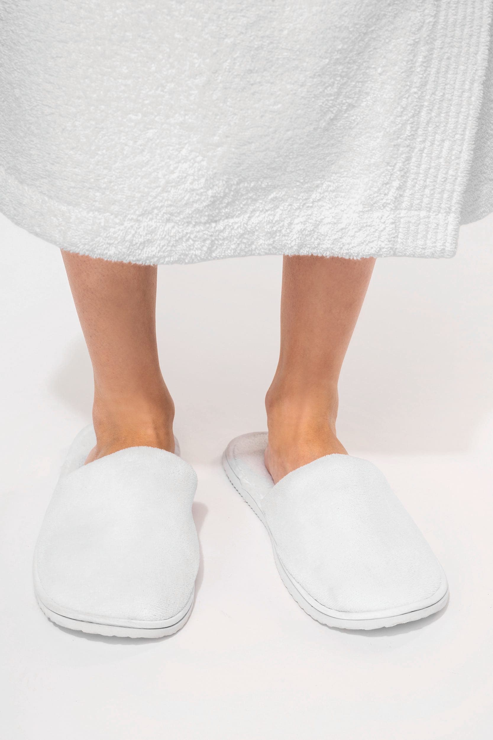 Chaussons en tissu éponge unisexe en situation